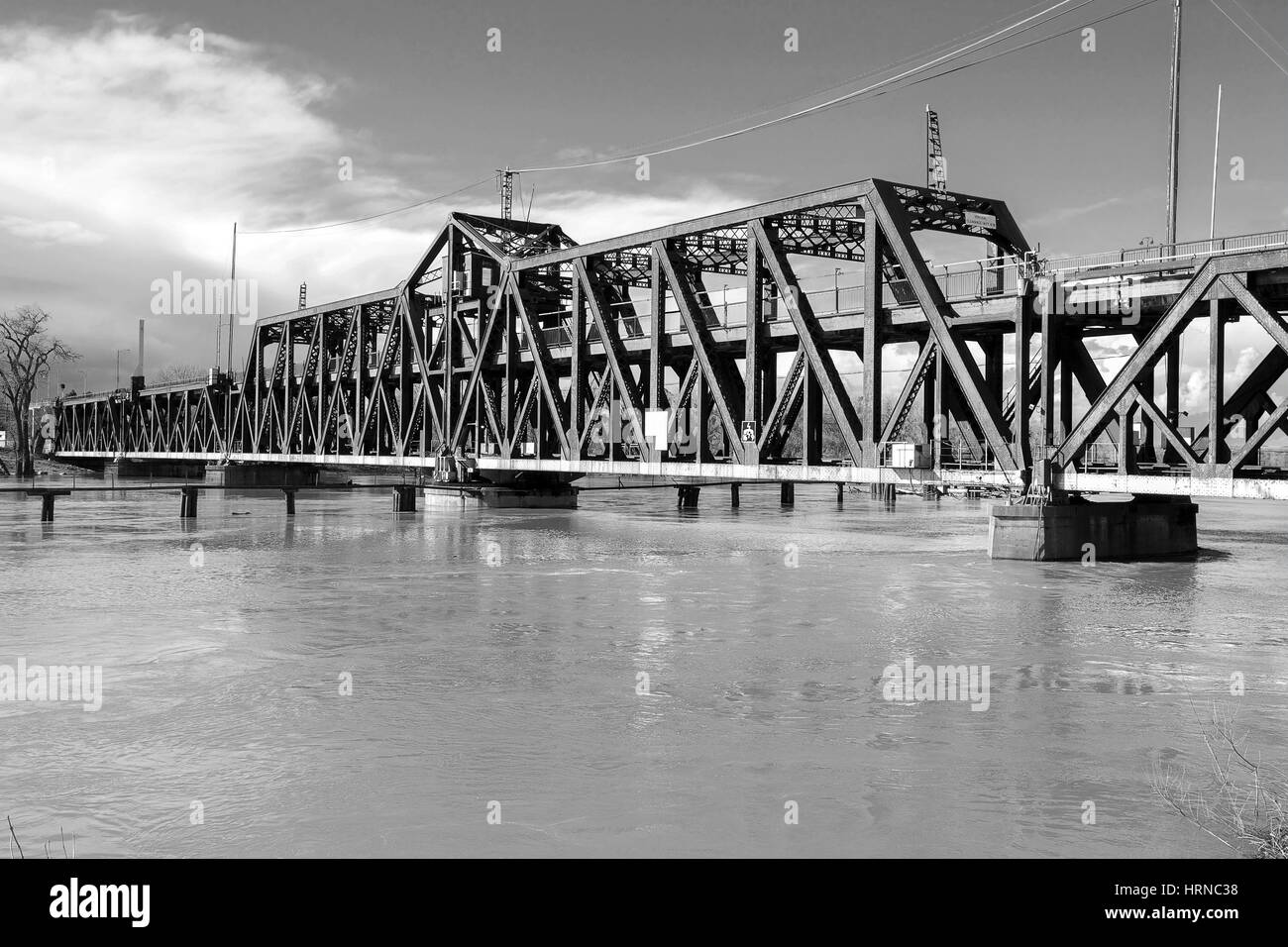 Vista panoramica del centro storico a traliccio metallico ponte girevole su I Street a Sacramento, California, collegamento Yolo County con la contea di Sacramento Foto Stock