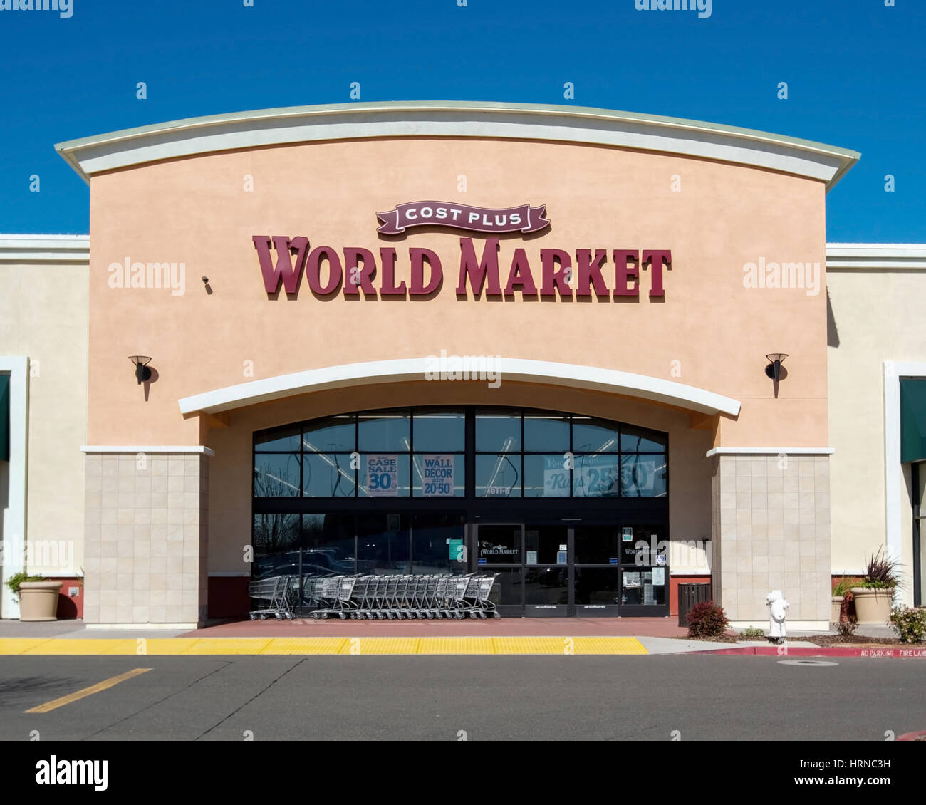 Vista frontale di un costo più World Market store con il dado albero Plaza, Vacaville, CALIFORNIA, STATI UNITI D'AMERICA, in una domenica mattina Foto Stock