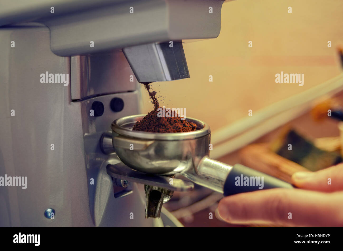 Il menu a discesa caffè appena macinato nel supporto per la preparazione del caffè. Soft focus. Close up. Foto Stock