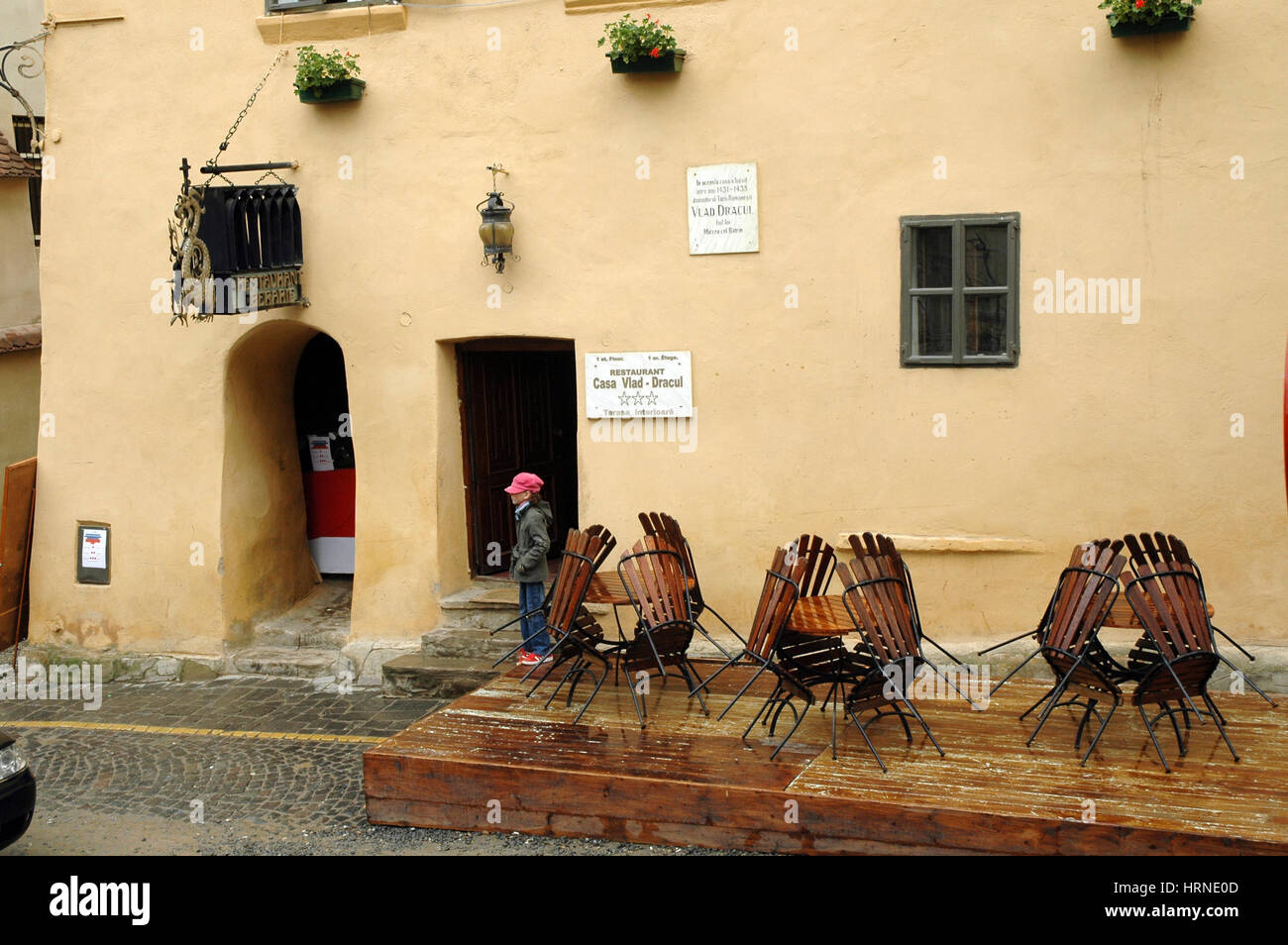 SIGHISOARA, Romania - 18 Maggio: La casa dove il re Vlad Tepes Dracula alias vive tra 1431-1435 è visitato ogni anno da migliaia di turisti. Su Foto Stock