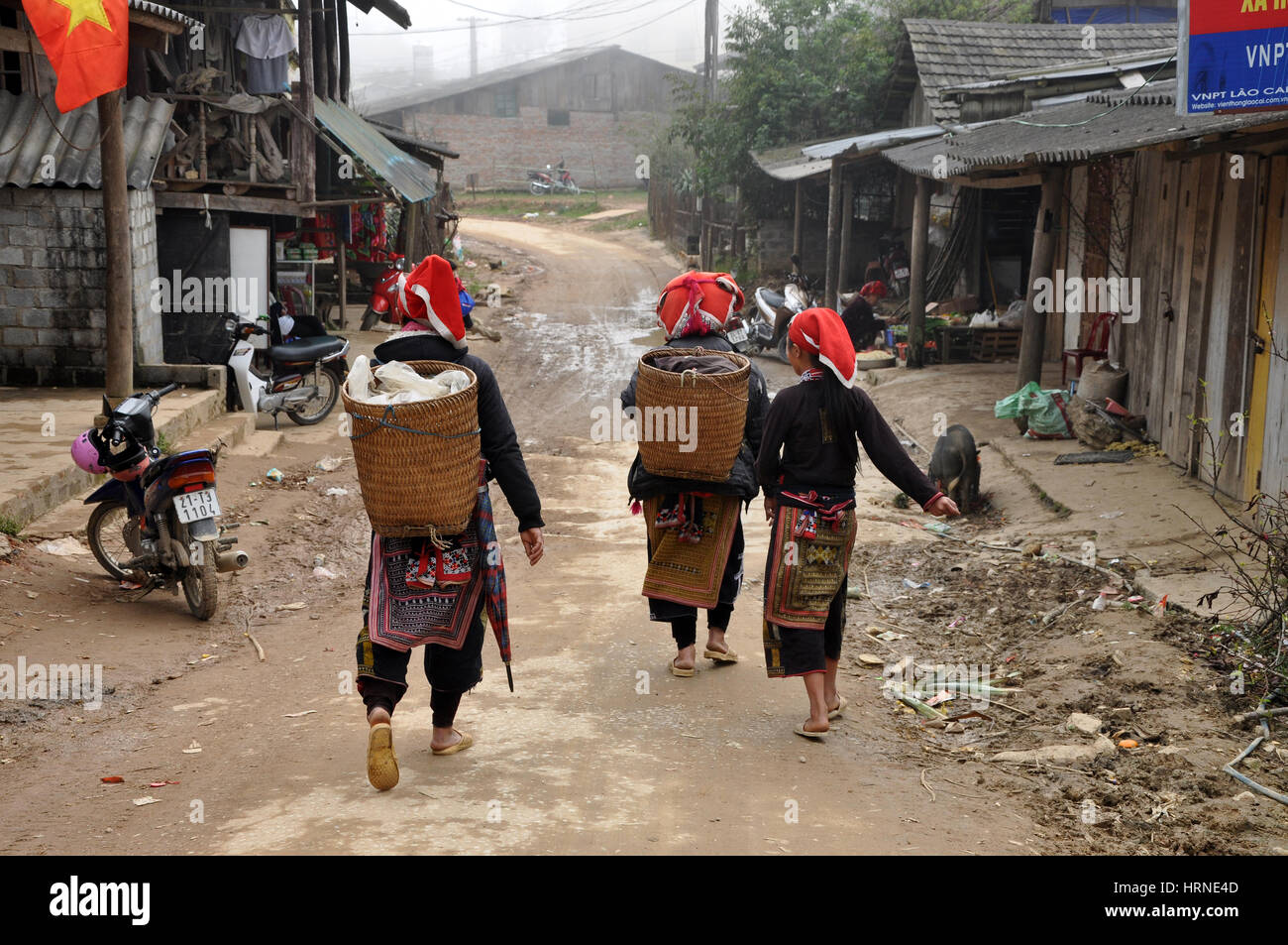 SAPA, Vietnam - Febbraio 24, 2013: Rosso non identificato Dao (rosso Yao, Dzao) donne camminando lungo il villaggio di Ta Phin. Essi sono la minoranza cinese in Vietn Foto Stock