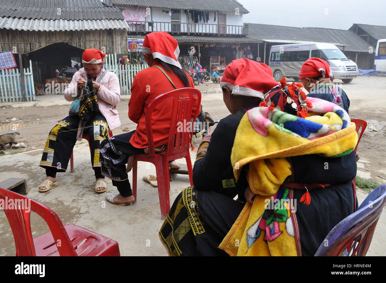 SAPA, Vietnam - Febbraio 24, 2013: Rosso non identificato Dao (rosso Yao, Dzao) donne cucito nel villaggio di Ta Phin. Essi sono la minoranza cinese in Vietnam Foto Stock