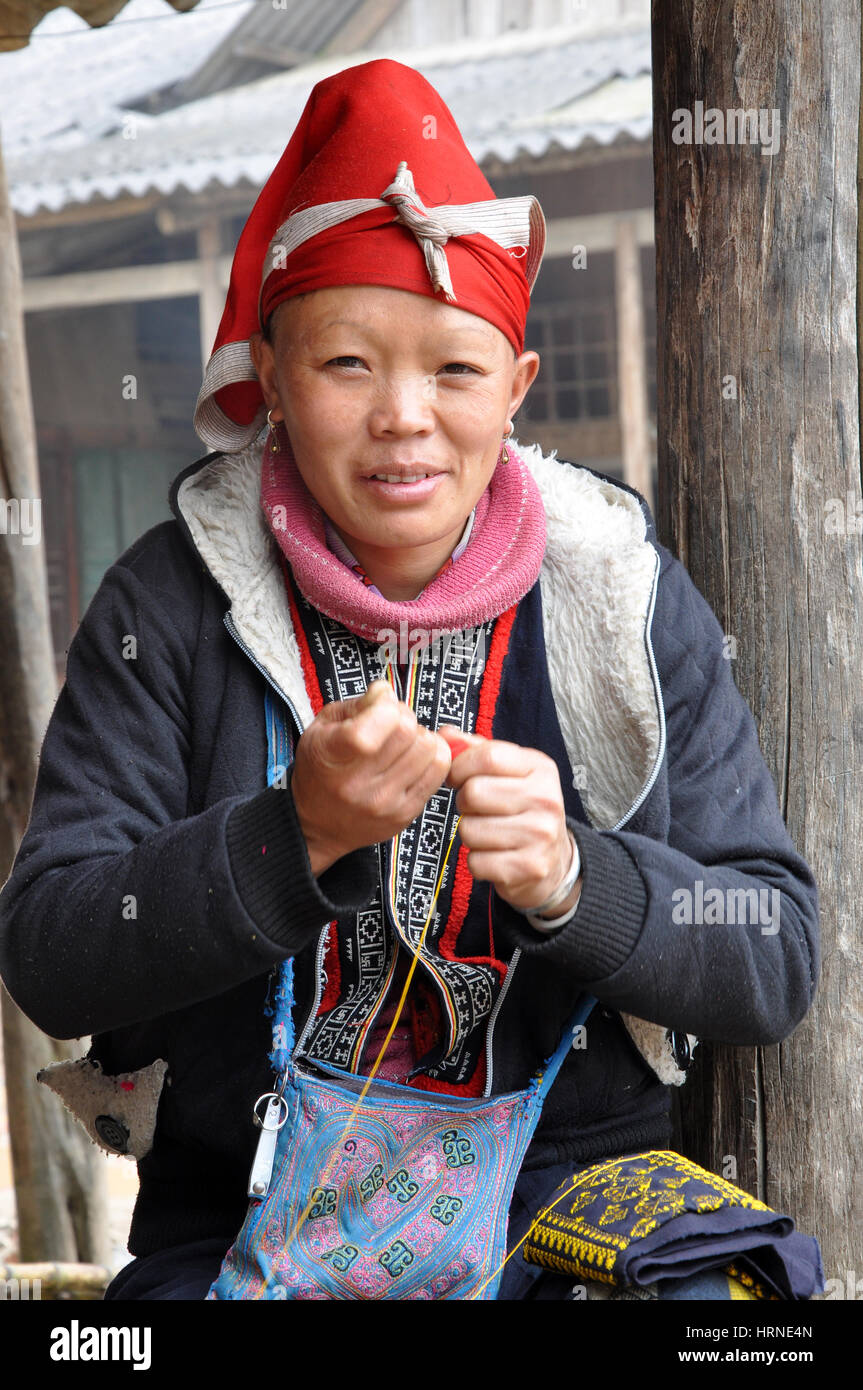 SAPA, Vietnam - Febbraio 24, 2013: Rosso non identificato Dao (rosso Yao, Dzao) donna cucito nel villaggio di Ta Phin. Essi sono la minoranza cinese in Vietnam Foto Stock