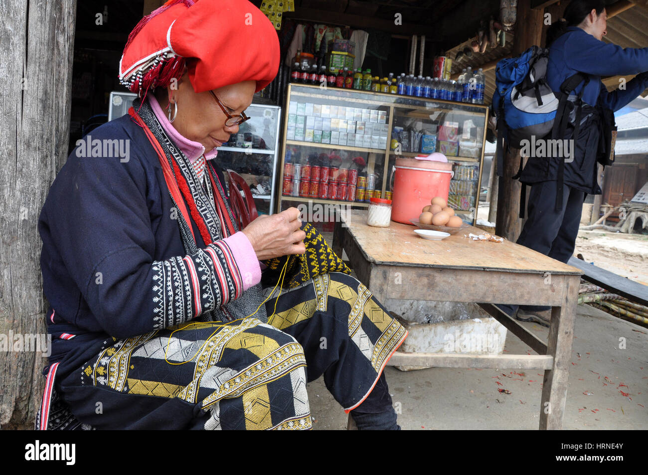 SAPA, Vietnam - Febbraio 24, 2013: Rosso non identificato Dao (rosso Yao, Dzao) donna cucito nel villaggio di Ta Phin. Essi sono la minoranza cinese in Vietnam Foto Stock