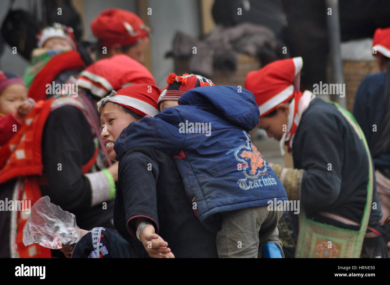 SAPA, Vietnam - Febbraio 24, 2013: Rosso non identificato Dao (rosso Yao, Dzao) donne in appoggio nel villaggio di Ta Phin. Essi sono la minoranza cinese in Vietnam. Foto Stock