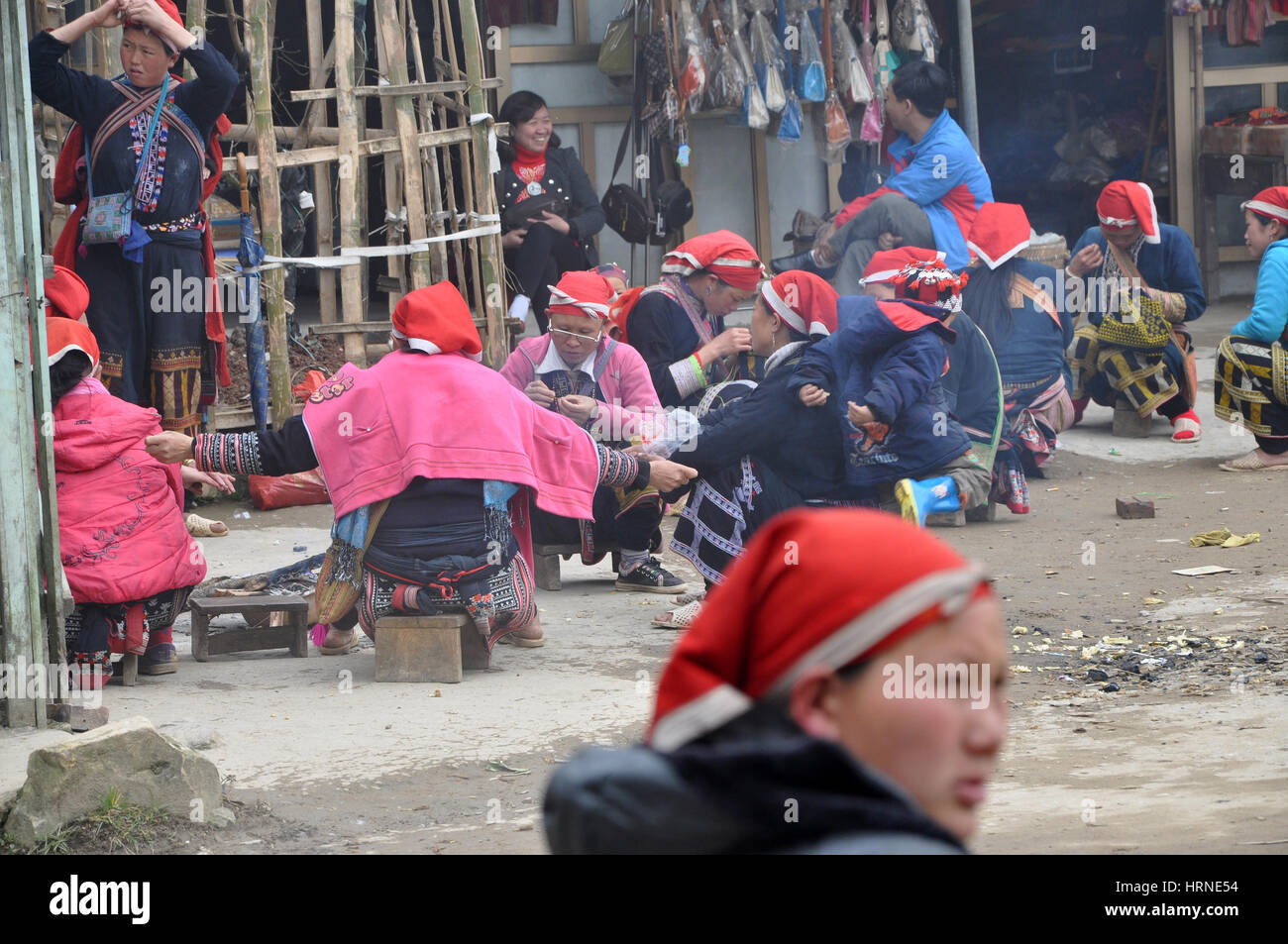 SAPA, Vietnam - Febbraio 24, 2013: Rosso non identificato Dao (rosso Yao, Dzao) donne cucito nel villaggio di Ta Phin. Essi sono la minoranza cinese in Vietnam Foto Stock