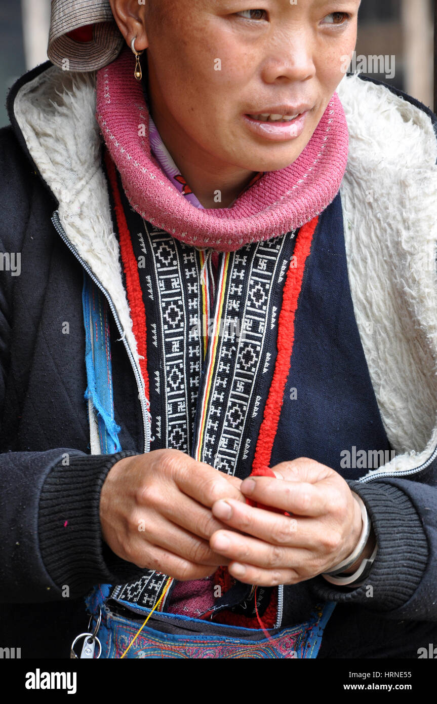 SAPA, Vietnam - Febbraio 24, 2013: Rosso non identificato Dao (rosso Yao, Dzao) donna cucito nel villaggio di Ta Phin. Essi sono la minoranza cinese in Vietnam Foto Stock