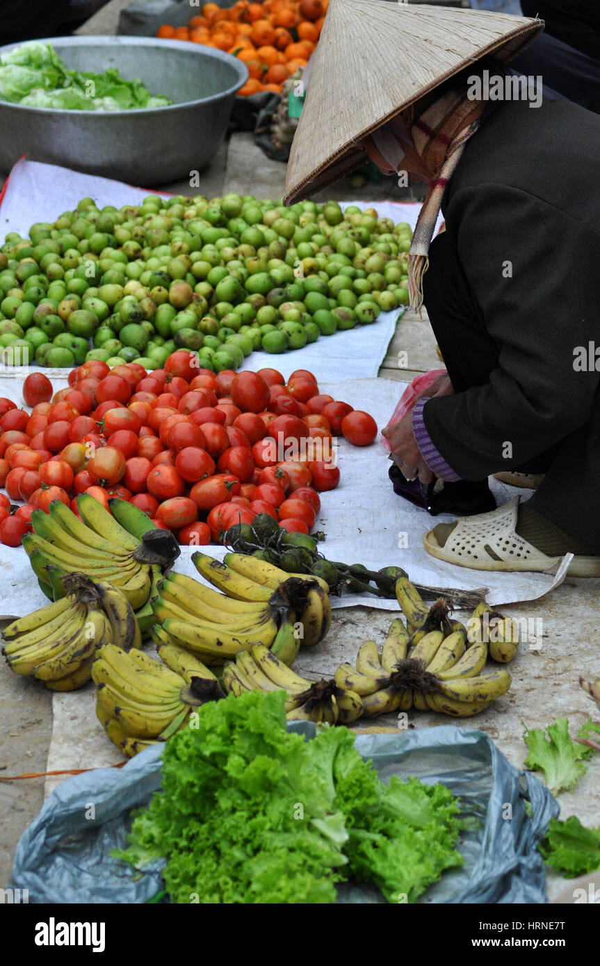 SAPA, Vietnam - Febbraio 22, 2013: Donna Hmong la vendita di frutta e verdura in Bac Ha mercato nel nord del Vietnam. Foto Stock