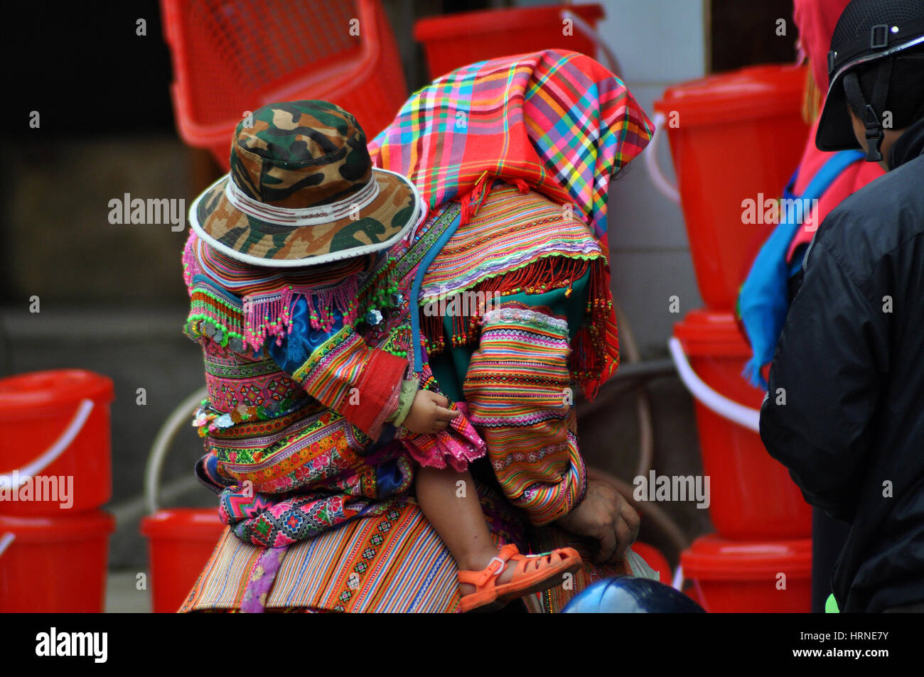 SAPA, Vietnam - Febbraio 22, 2013: donne Hmong a Bac Ha mercato nel nord del Vietnam. Bac ha è hilltribe mercato dove le persone vengono per gli scambi di merci che ho Foto Stock