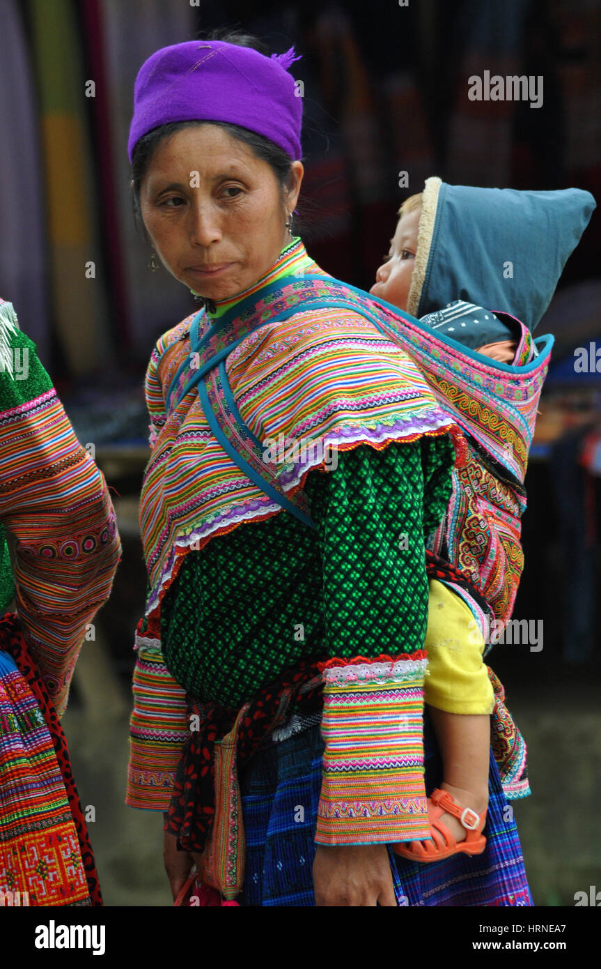 SAPA, Vietnam - Febbraio 22, 2013: donne Hmong a Bac Ha mercato nel nord del Vietnam. Bac ha è hilltribe mercato dove le persone vengono per gli scambi di merci che ho Foto Stock