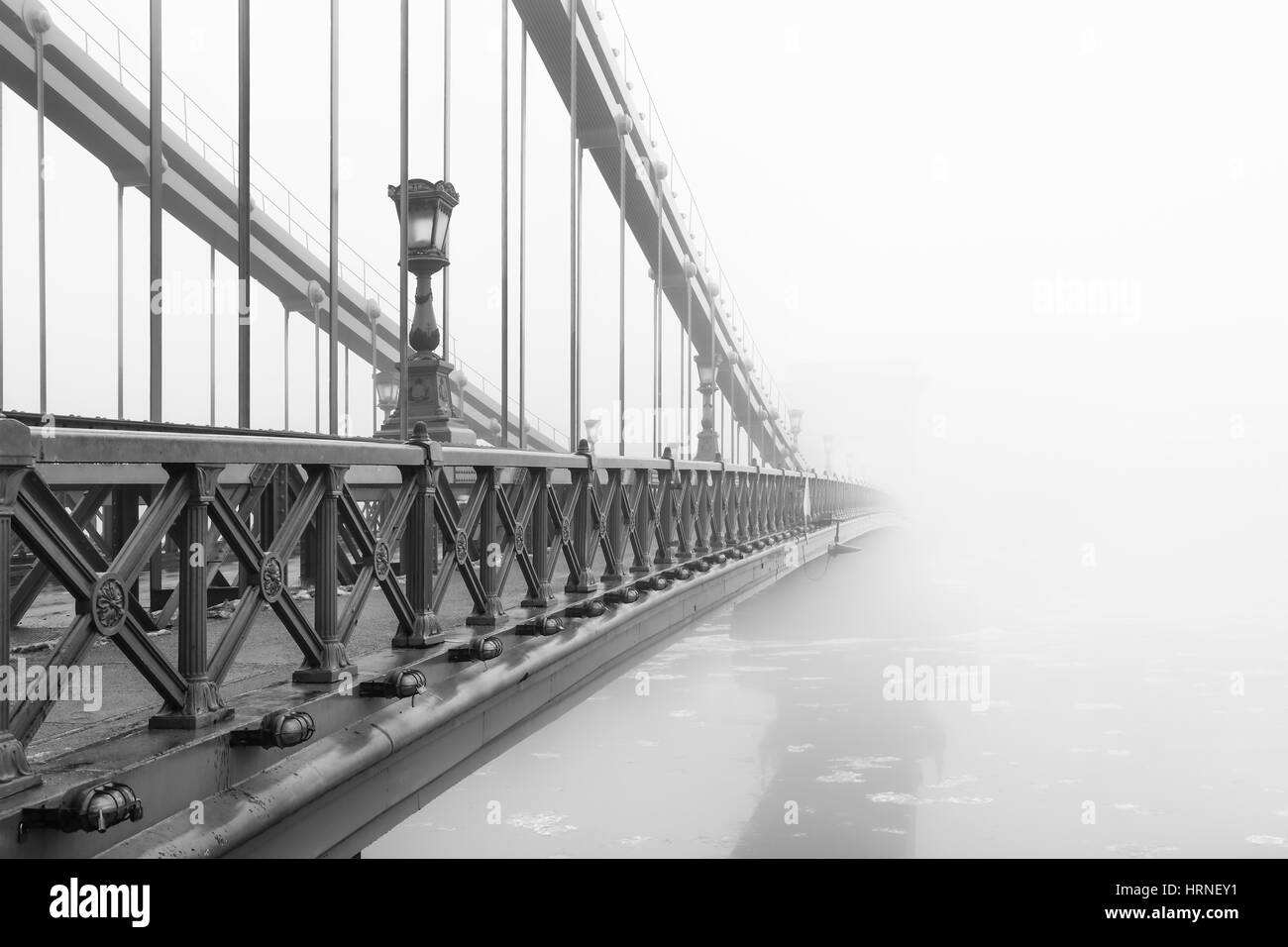 Il Ponte delle catene a Budapest in una mattinata nebbiosa, Ungheria. Foto Stock