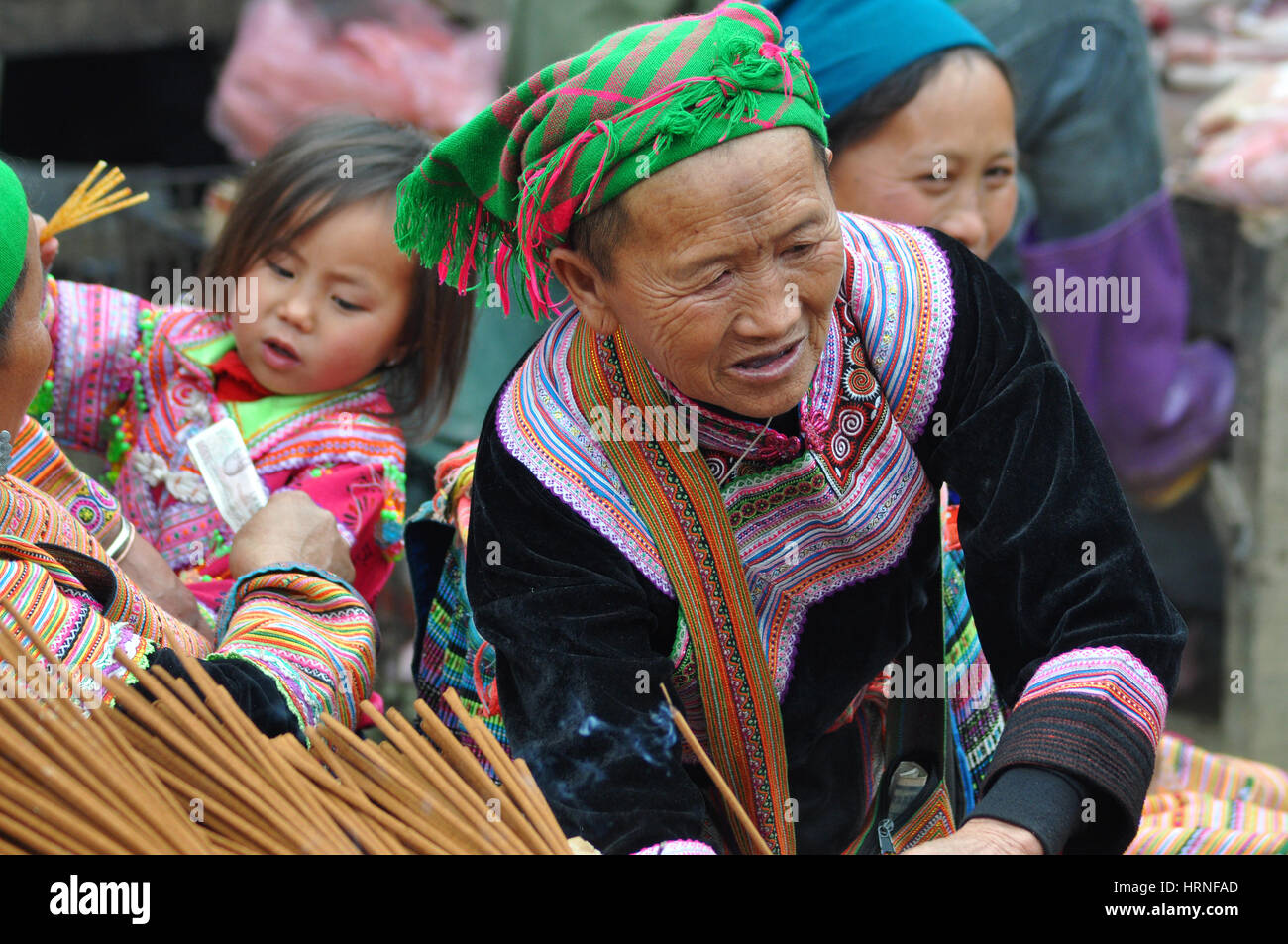 SAPA, Vietnam - Febbraio 22, 2013: Donna Hmong vendita di bastoncini di incenso in Bac ha sul mercato. Bac ha è hilltribe mercato dove le persone vengono per lo scambio di buone Foto Stock