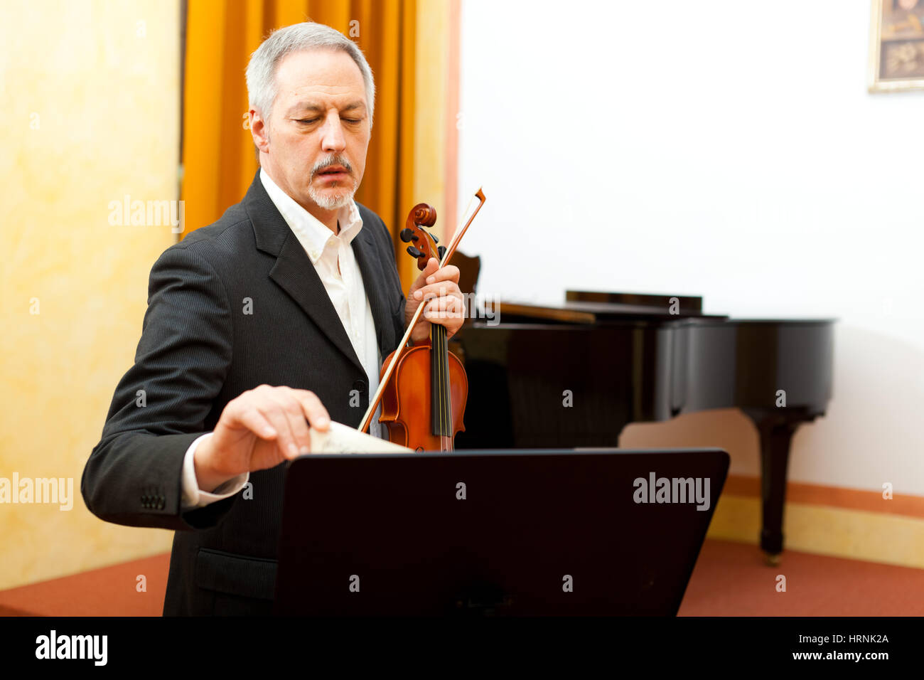 Ascoltando l'uomo suonare il violino immagini e fotografie stock ad