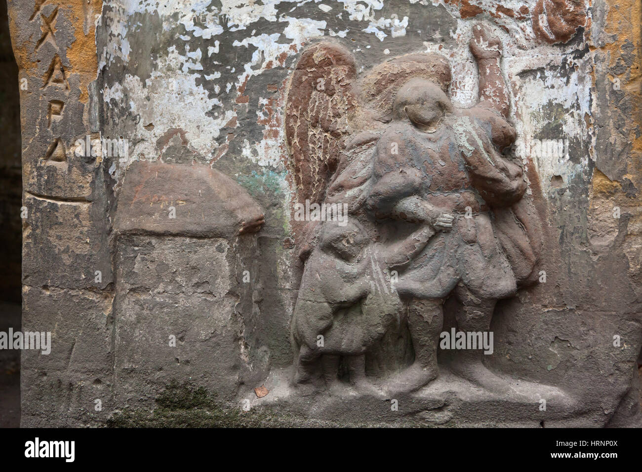 Raffaele Arcangelo e Tobias rappresentato al di fuori della cappella rupestre della tomba vuota accanto al villaggio di Velenice nel Lusatian Montagne nella Boemia settentrionale, Repubblica Ceca. La cappella è stata scolpita nel 1710-1711 nella roccia naturale dal vignaiolo locale Schille. Foto Stock