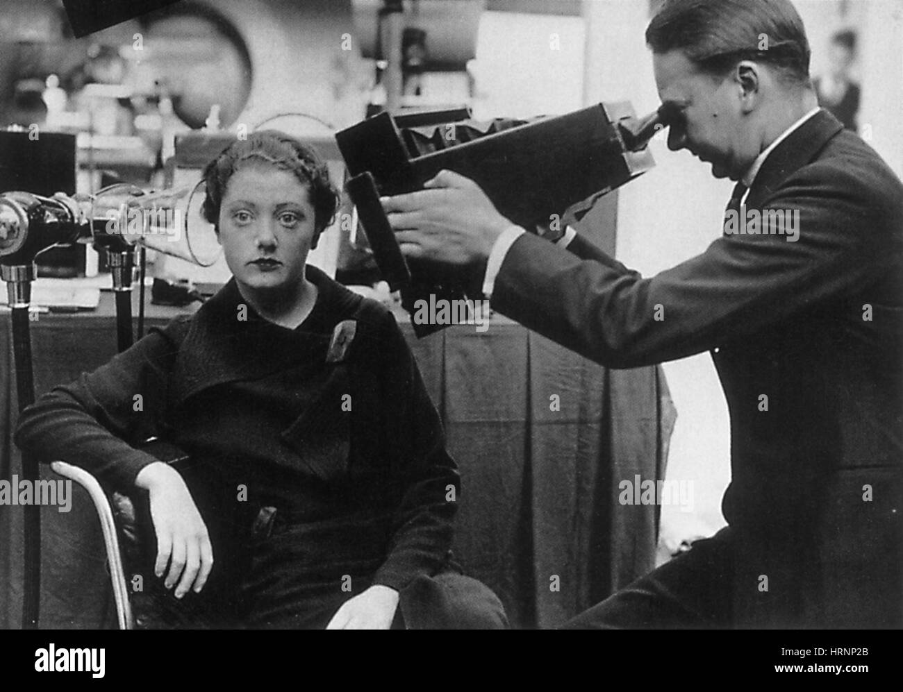 La donna ha esaminato di testa, 1934 Foto Stock