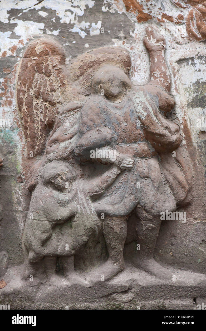 Raffaele Arcangelo e Tobias rappresentato al di fuori della cappella rupestre della tomba vuota accanto al villaggio di Velenice nel Lusatian Montagne nella Boemia settentrionale, Repubblica Ceca. La cappella è stata scolpita nel 1710-1711 nella roccia naturale dal vignaiolo locale Schille. Foto Stock