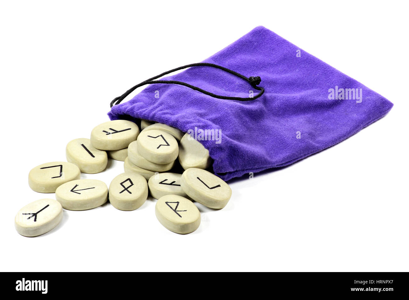 Borsa con piastrelle runici isolati su sfondo bianco Foto Stock