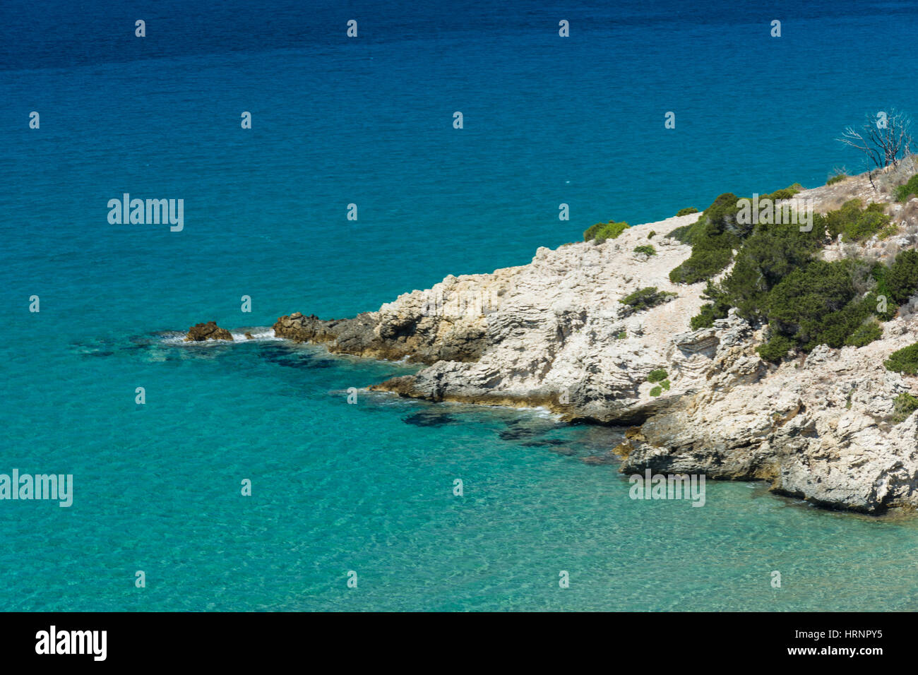Roccia isolata nel mare, sulle spiagge della Grecia e in Sicilia. Foto Stock
