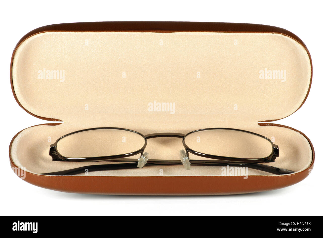 Gli occhiali da lettura in un caso isolato su sfondo bianco Foto Stock