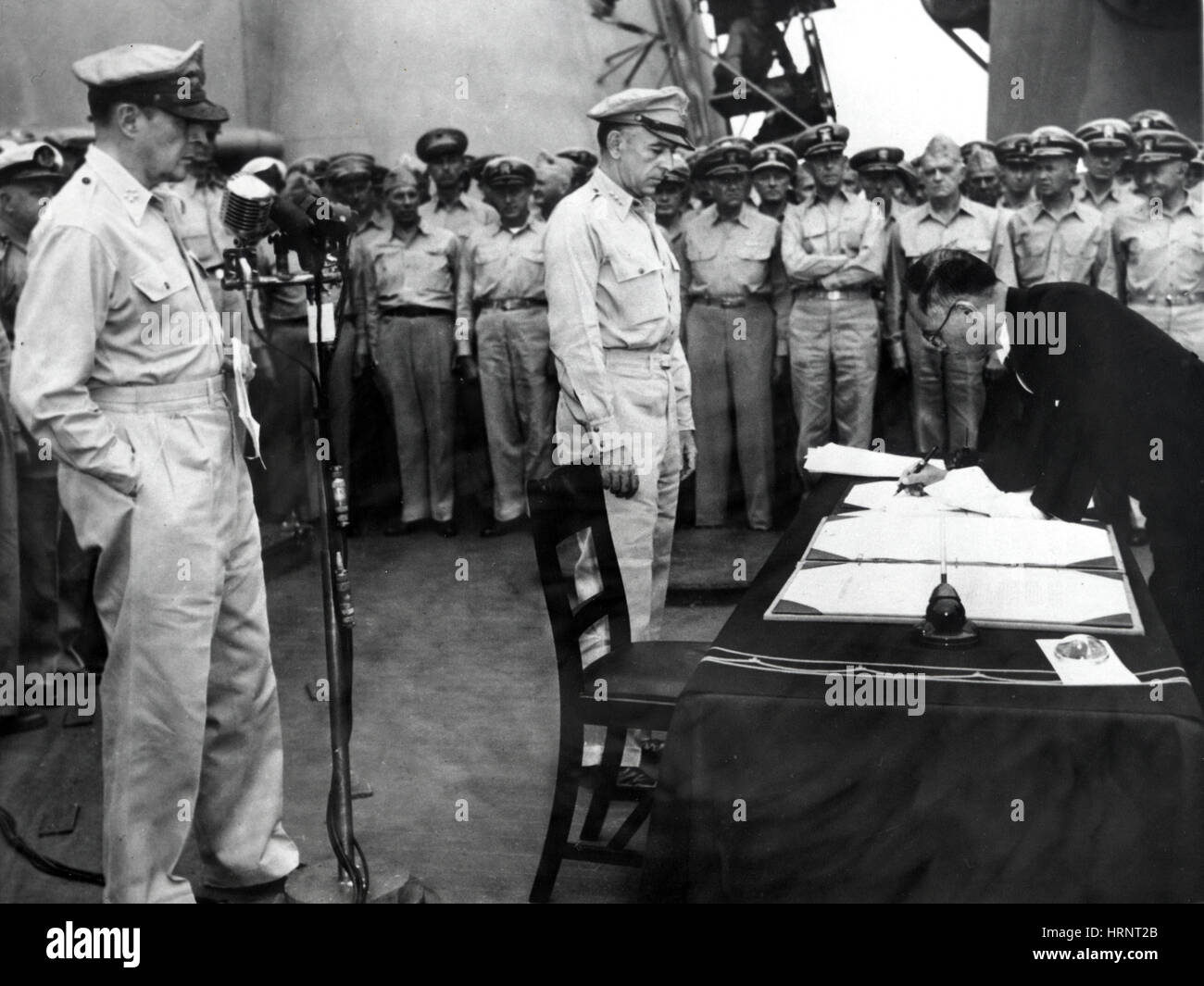 Mamoru Shigemitsu segni rinuncia, 1945 Foto Stock