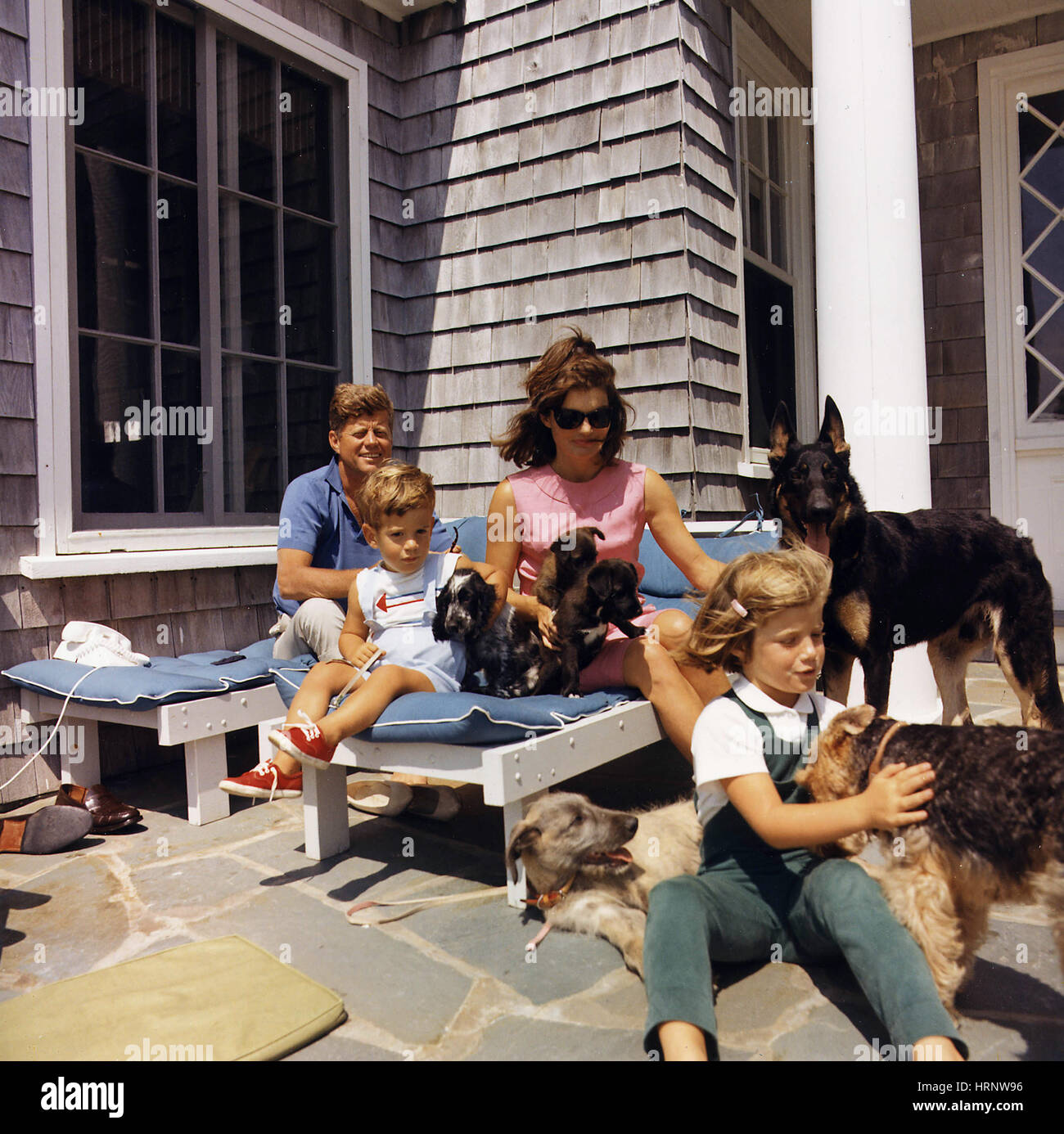Animali domestici presidenziali, famiglia Kennedy con cani, 1963 Foto Stock