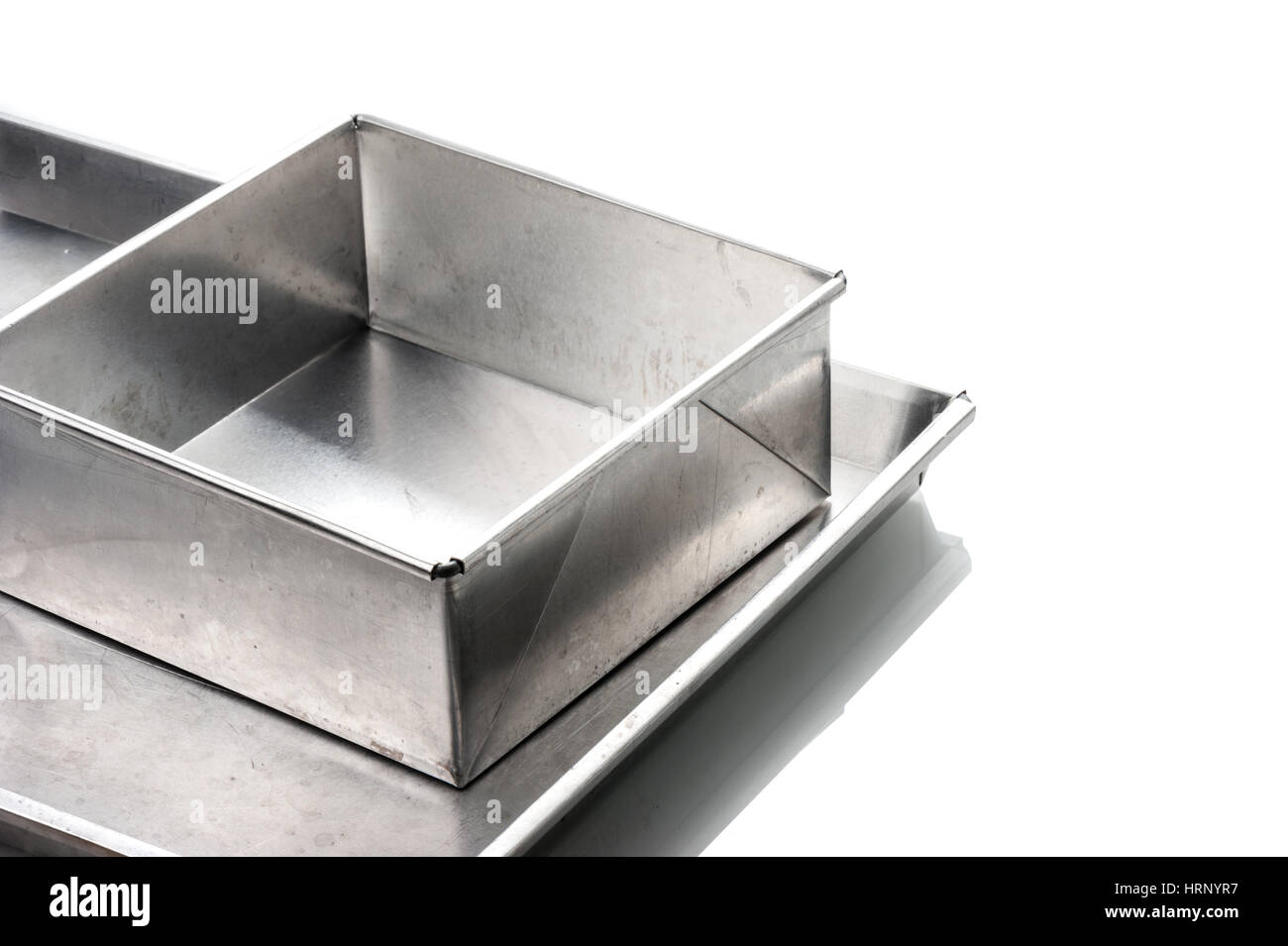 Primo piano alluminio stampi torta isolati su sfondo bianco Foto Stock