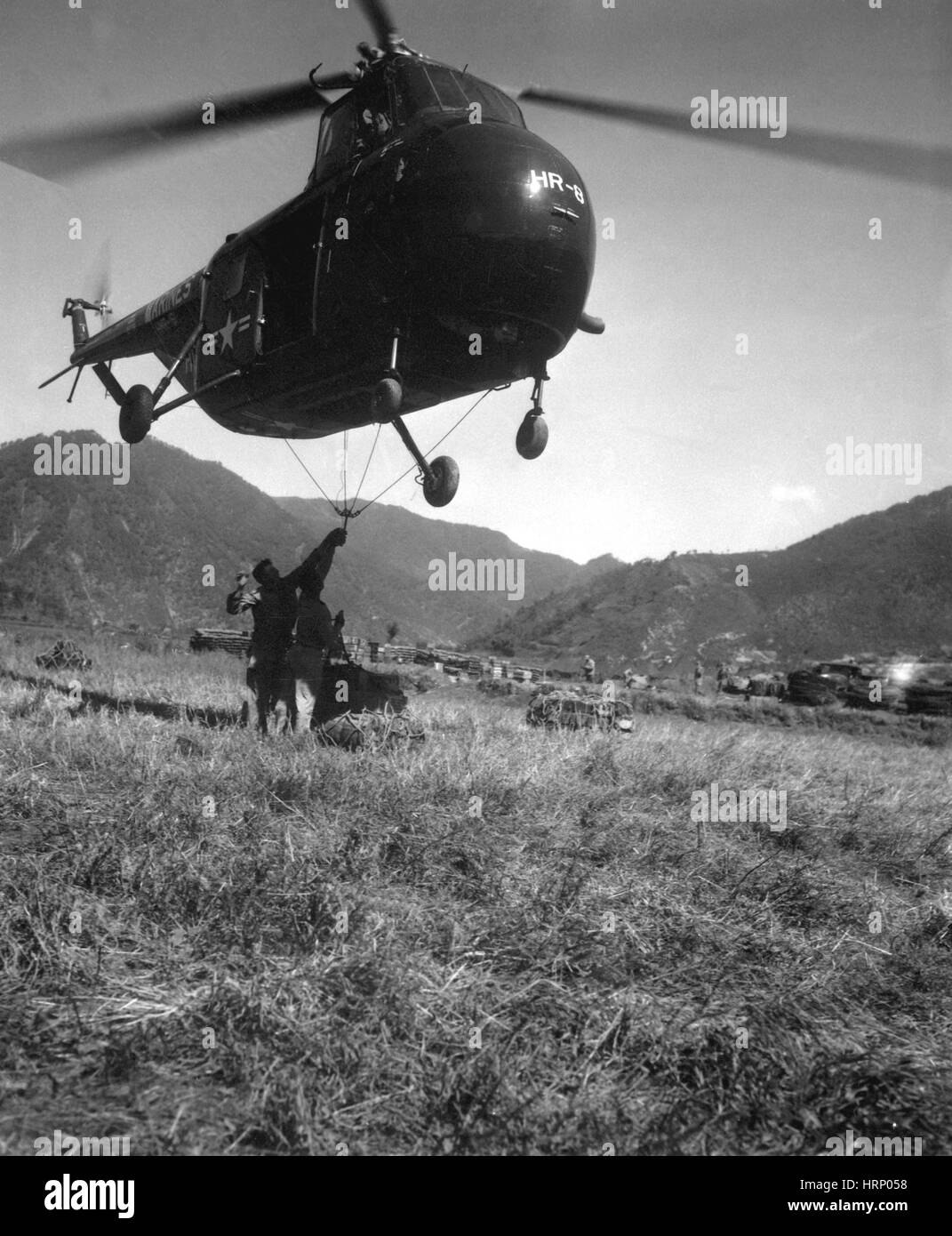 Guerra di Corea, elicottero trasporta i materiali di consumo, 1951 Foto Stock