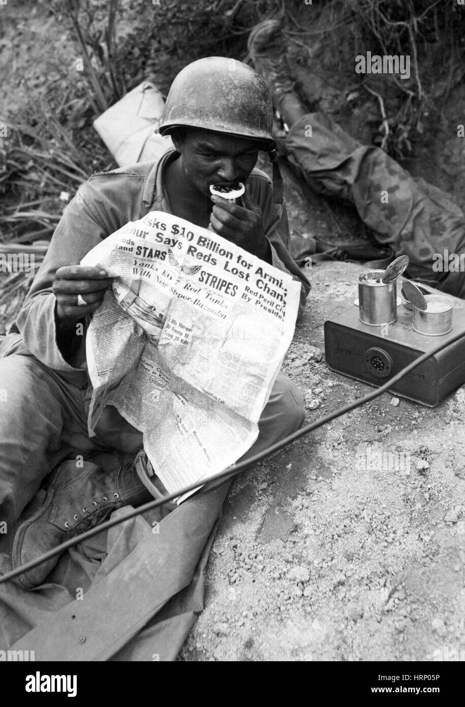 Guerra di Corea, soldato godendo di Chow, 1950 Foto Stock