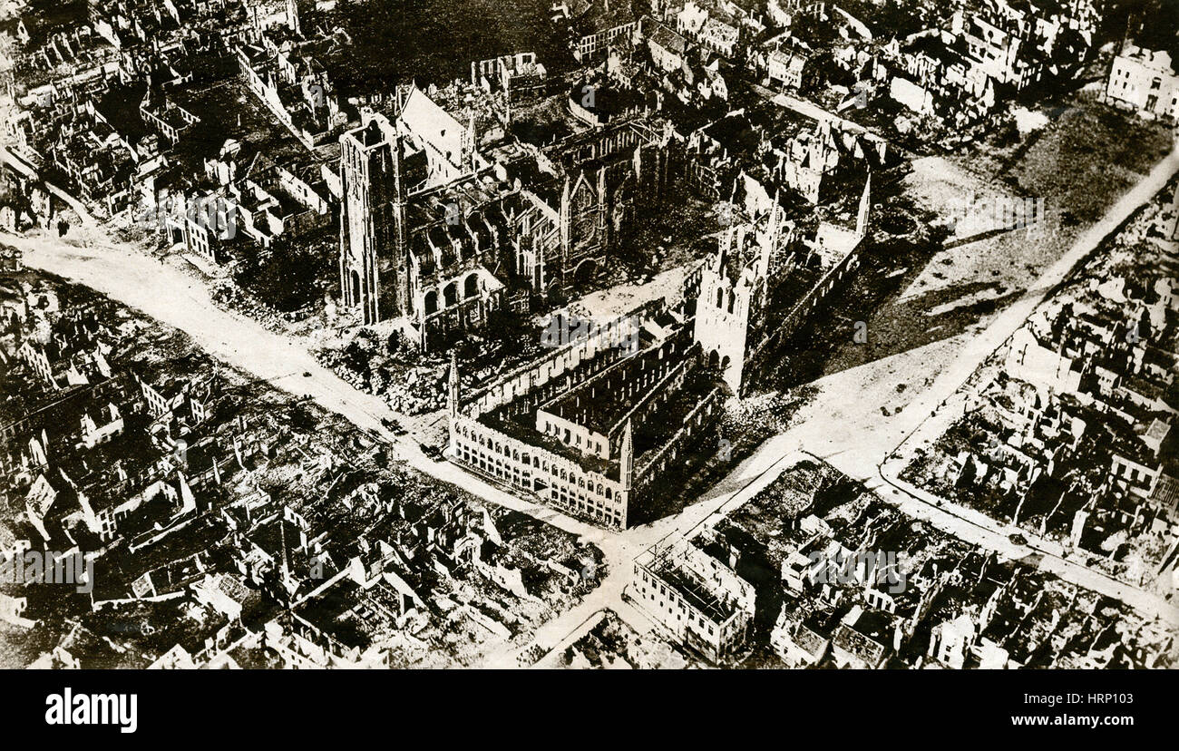 La prima guerra mondiale e le rovine di Ypres, 1915 Foto Stock