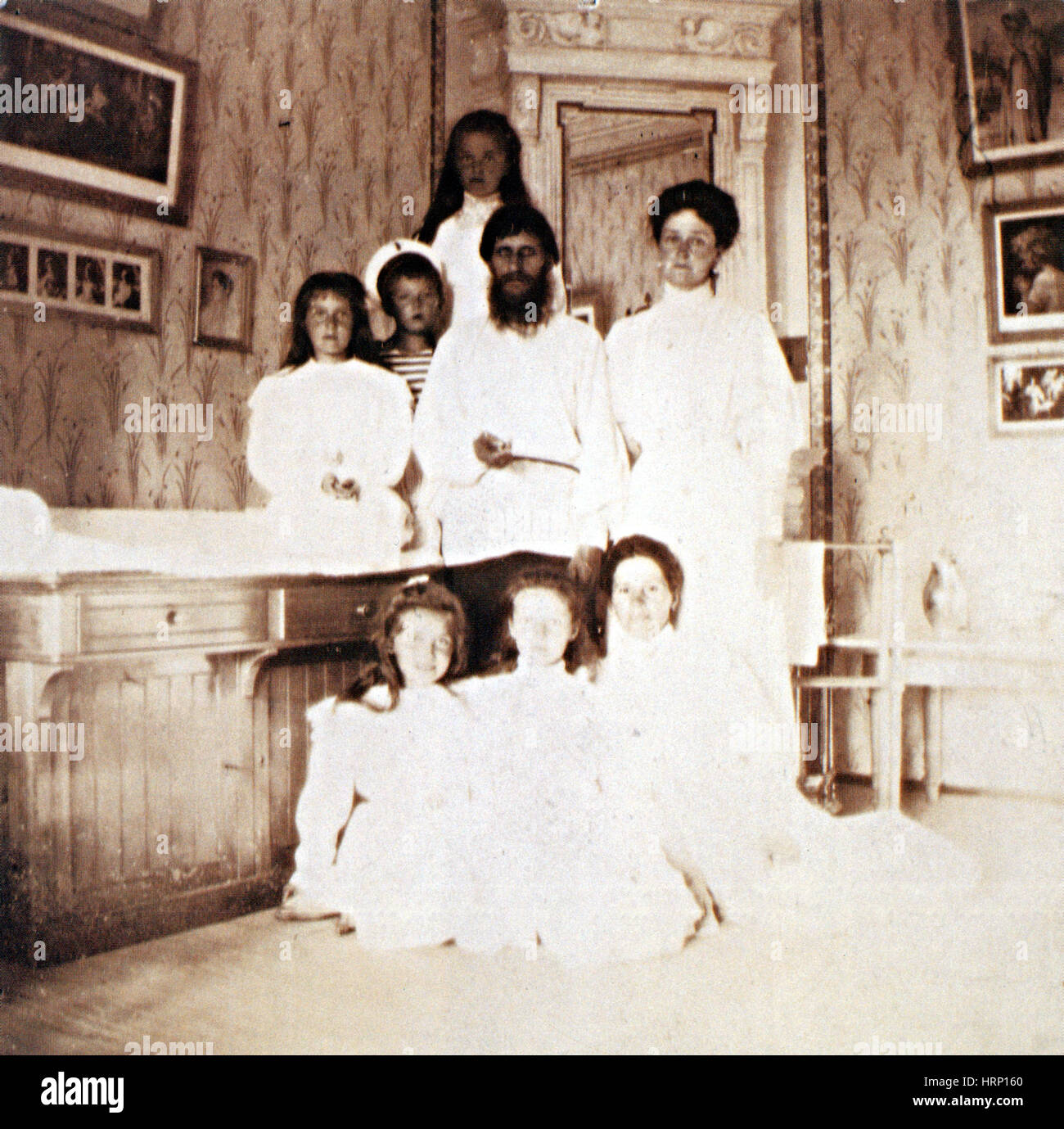 Rasputin con Tsarina Alexandra e famiglia Foto Stock
