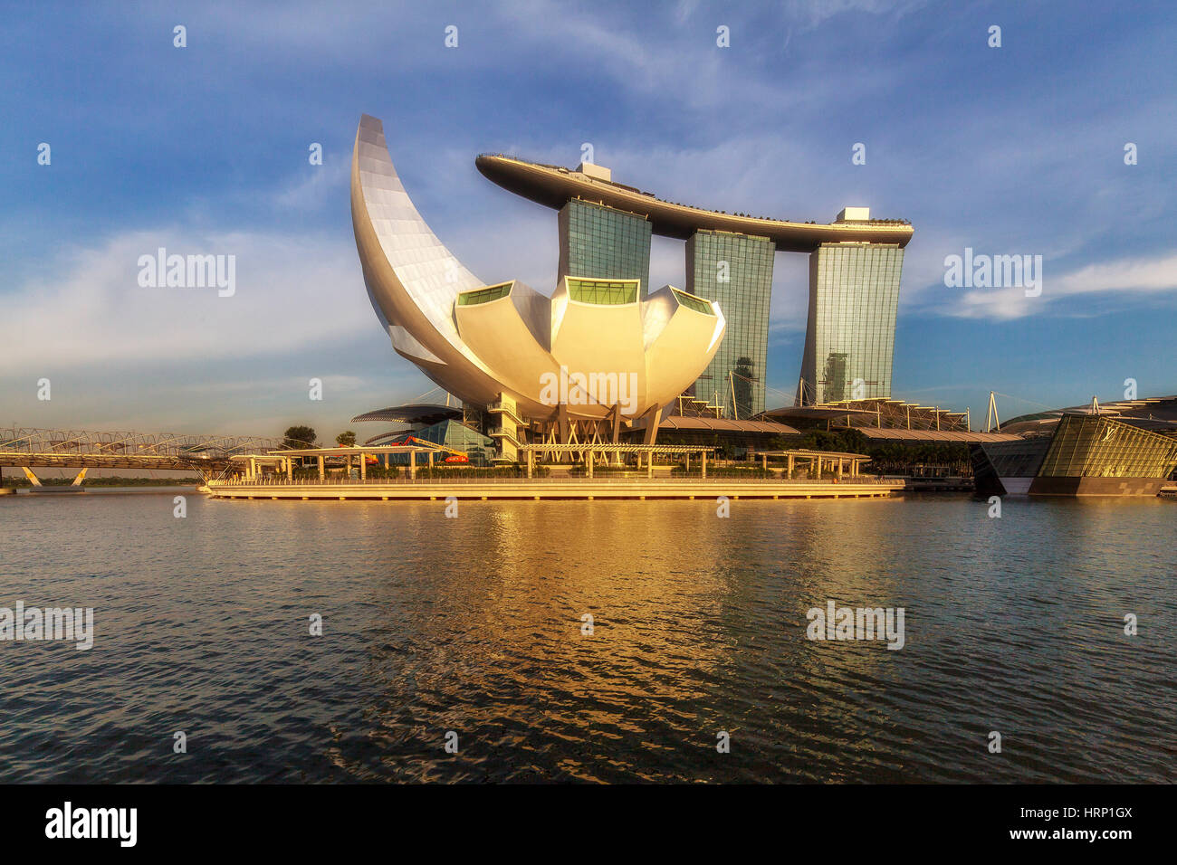 Il Marina Bay Sands Hotel, ArtScience Museum, il cielo blu e nuvole di velo, Singapore, Asia SingaporeMarina Bay Sands Hotel ,ArtScience Museum, blauer Himmel, Foto Stock