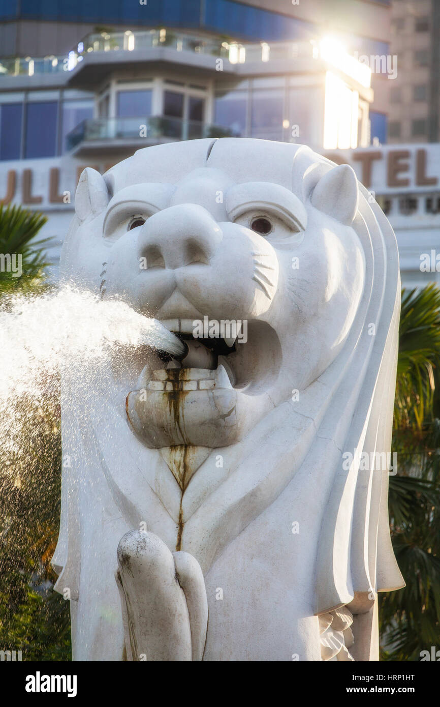 Il Merlion, punto di riferimento della metropoli di Singapore, skyline del centro, centro finanziario, il quartiere della finanza, Singapore, Asia, Singapore Foto Stock