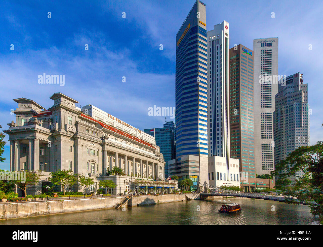 Fullerton Hotel sul fiume Fiume Singapore e grattacielo del distretto bancario, zona centrale, il quartiere centrale degli affari, Anderson Bridge, Singa Foto Stock