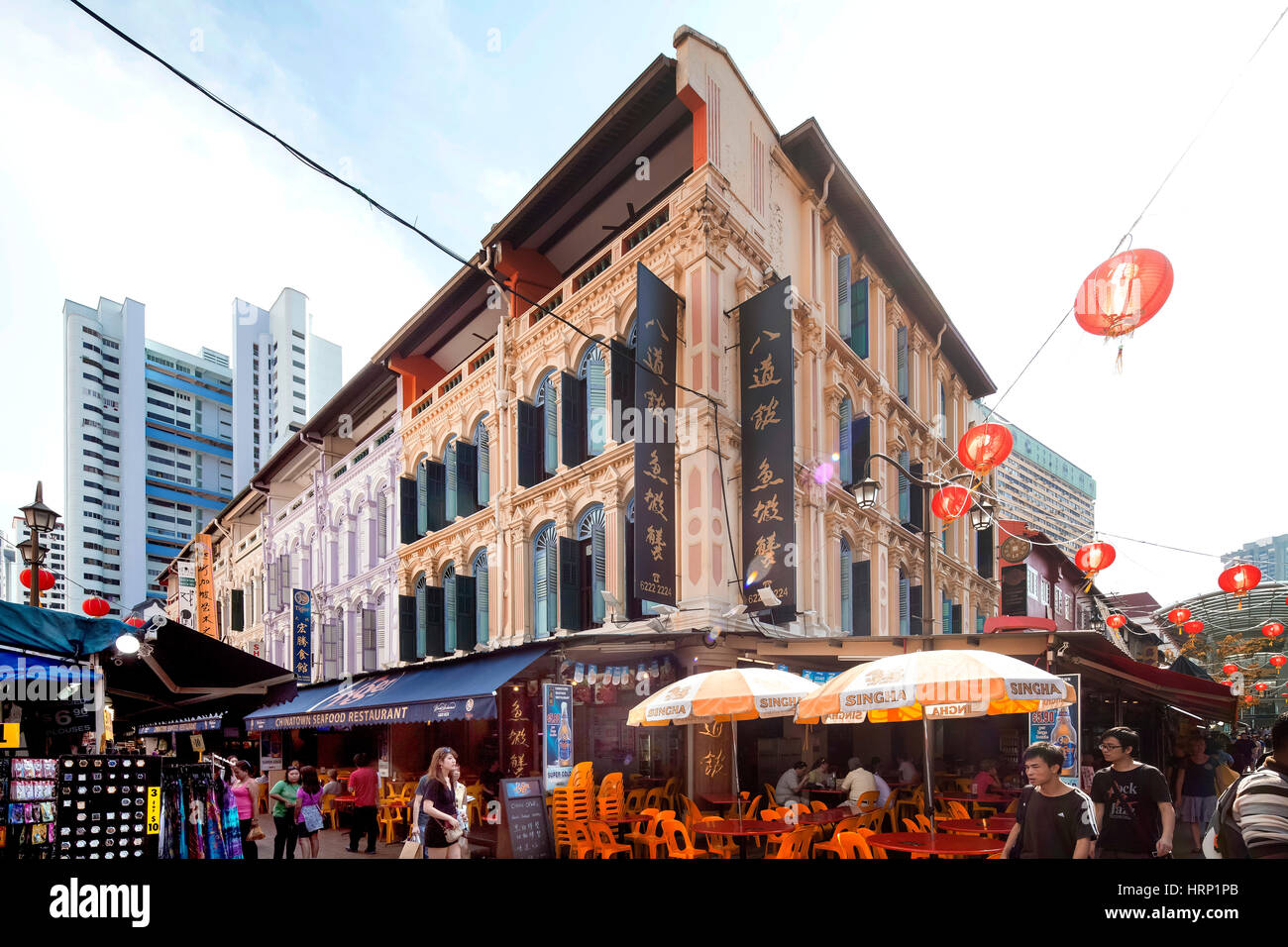 Lampignons colorati in una zona pedonale, South Bridge Road, Chinatown, Singapore, Asia, Singapore Foto Stock