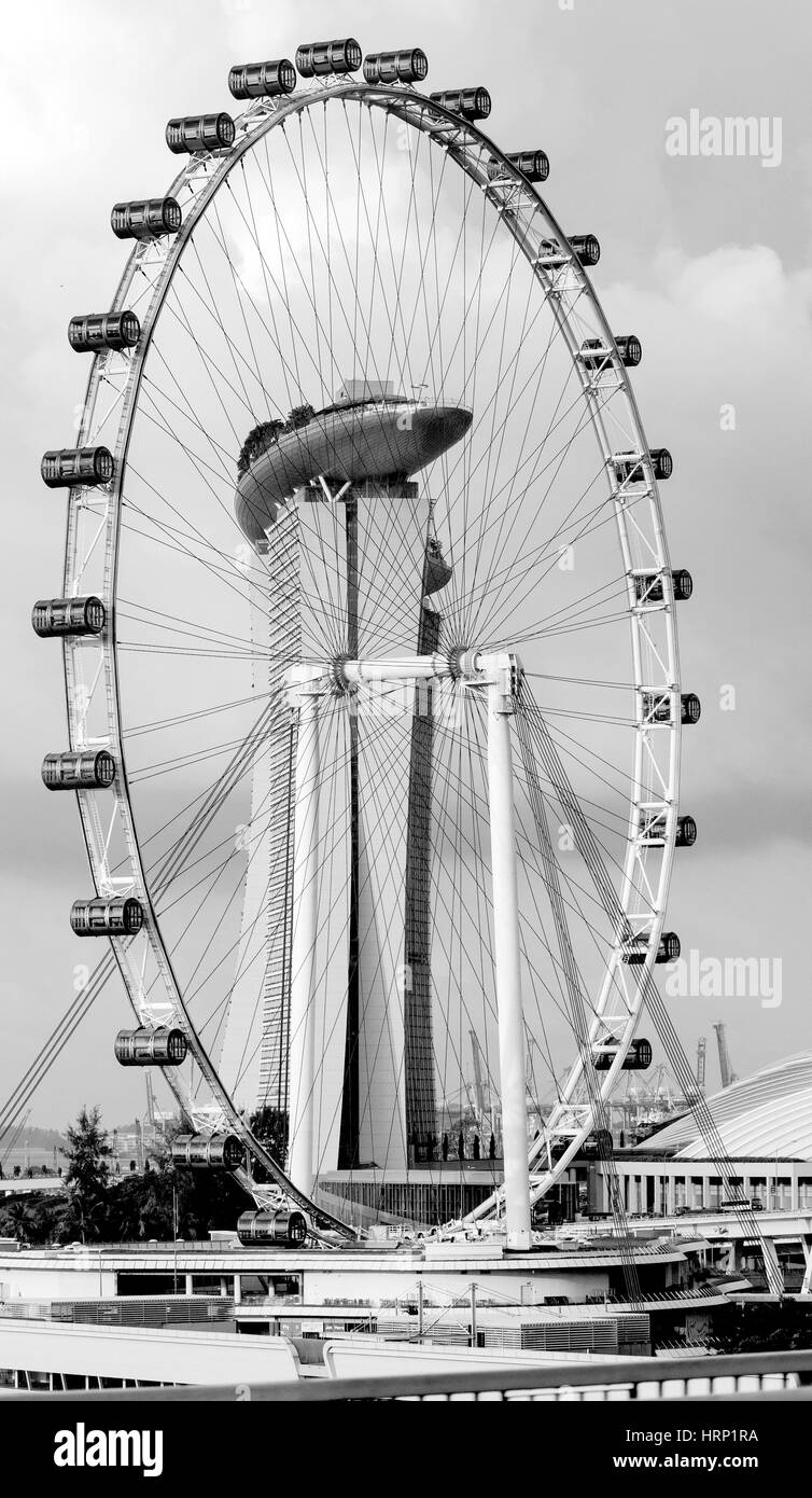 Ruota panoramica Ferris Singapore Flyer, futuristico Marina Bay Sands Hotel, architetto Moshe Safdie, Marina Bay, nucleo centrale ,, Singapore, Asia, Singapore Foto Stock
