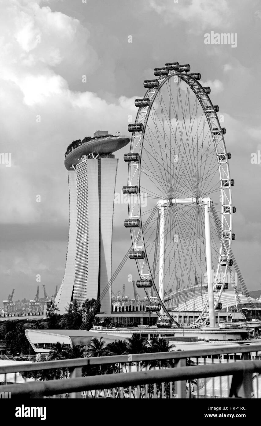 Ruota panoramica Ferris Singapore Flyer, futuristico Marina Bay Sands Hotel, architetto Moshe Safdie, Marina Bay, nucleo centrale ,, Singapore, Asia, Singapore Foto Stock