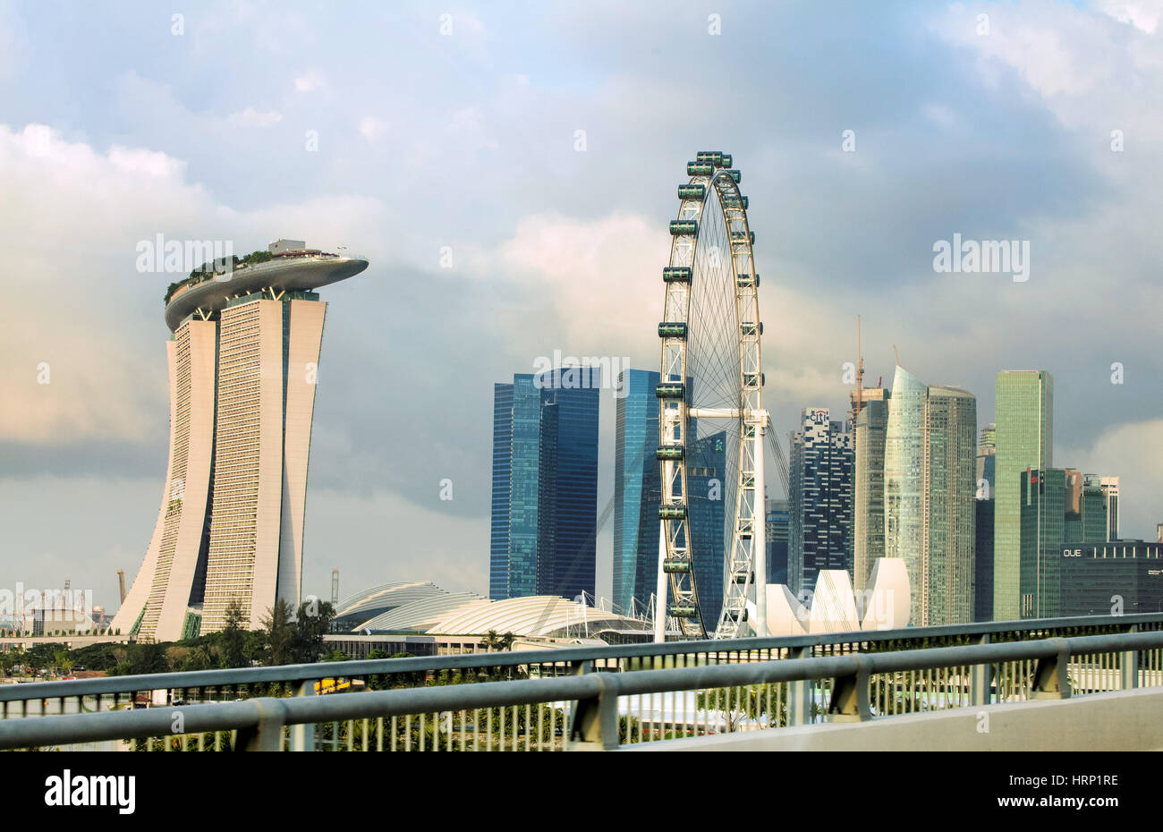 Ruota panoramica Ferris Singapore Flyer, futuristico Marina Bay Sands Hotel, architetto Moshe Safdie, Marina Bay, nucleo centrale ,, Singapore, Asia, Singapore Foto Stock