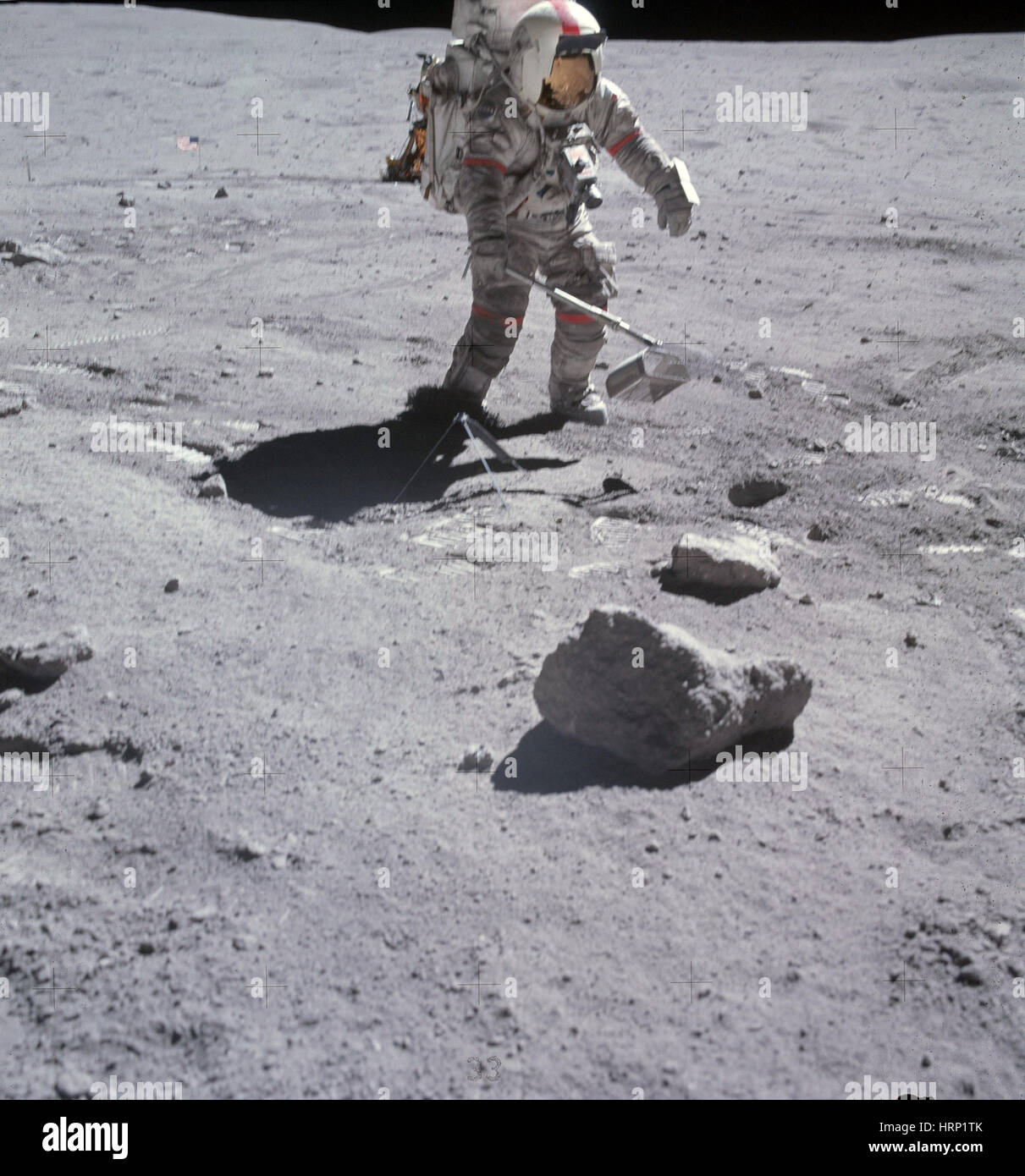 Apollo 16, Astronauta giovani raccolta di campioni, 1972 Foto Stock