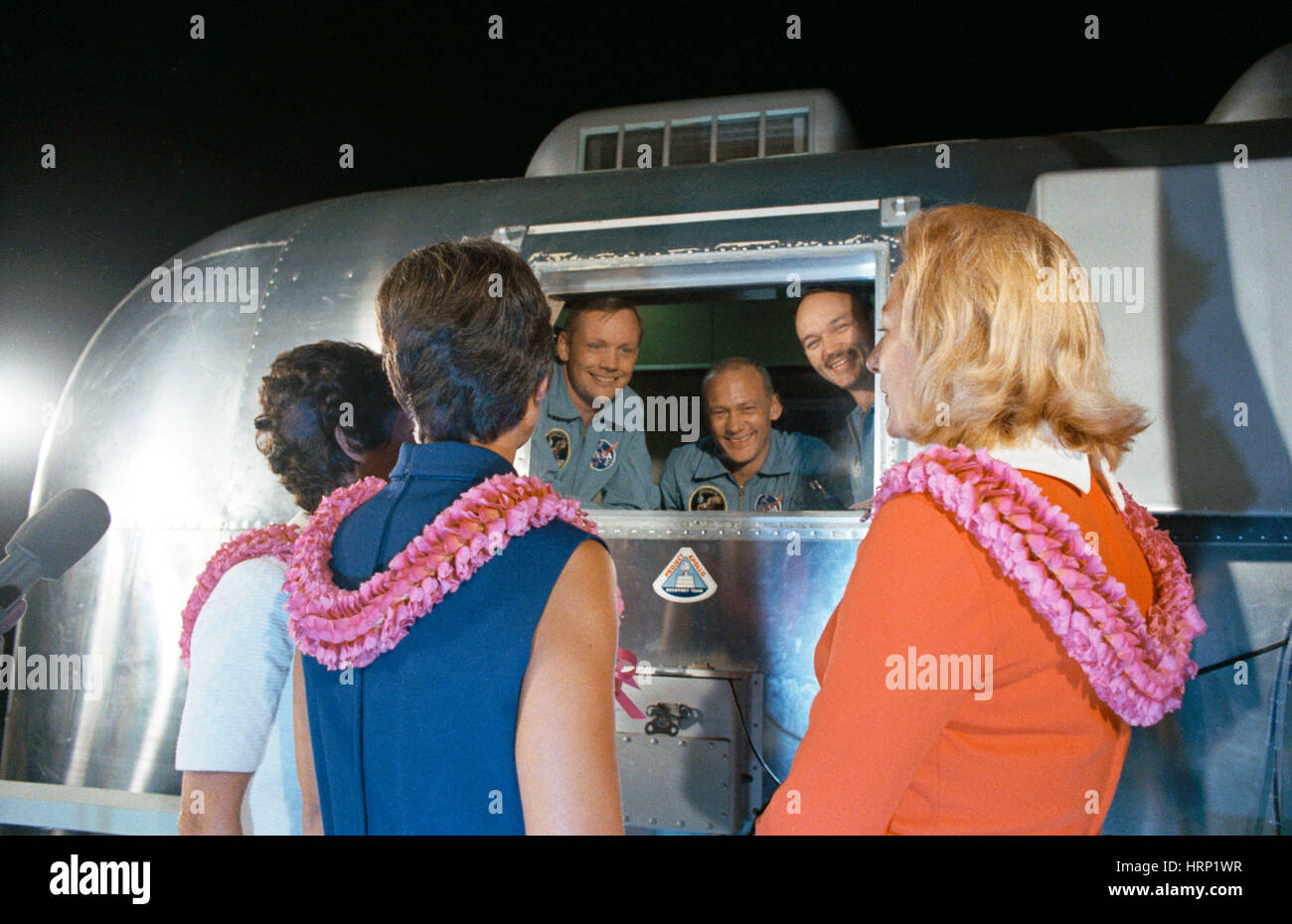 Apollo 11 equipaggio accolti dalla loro mogli Foto Stock