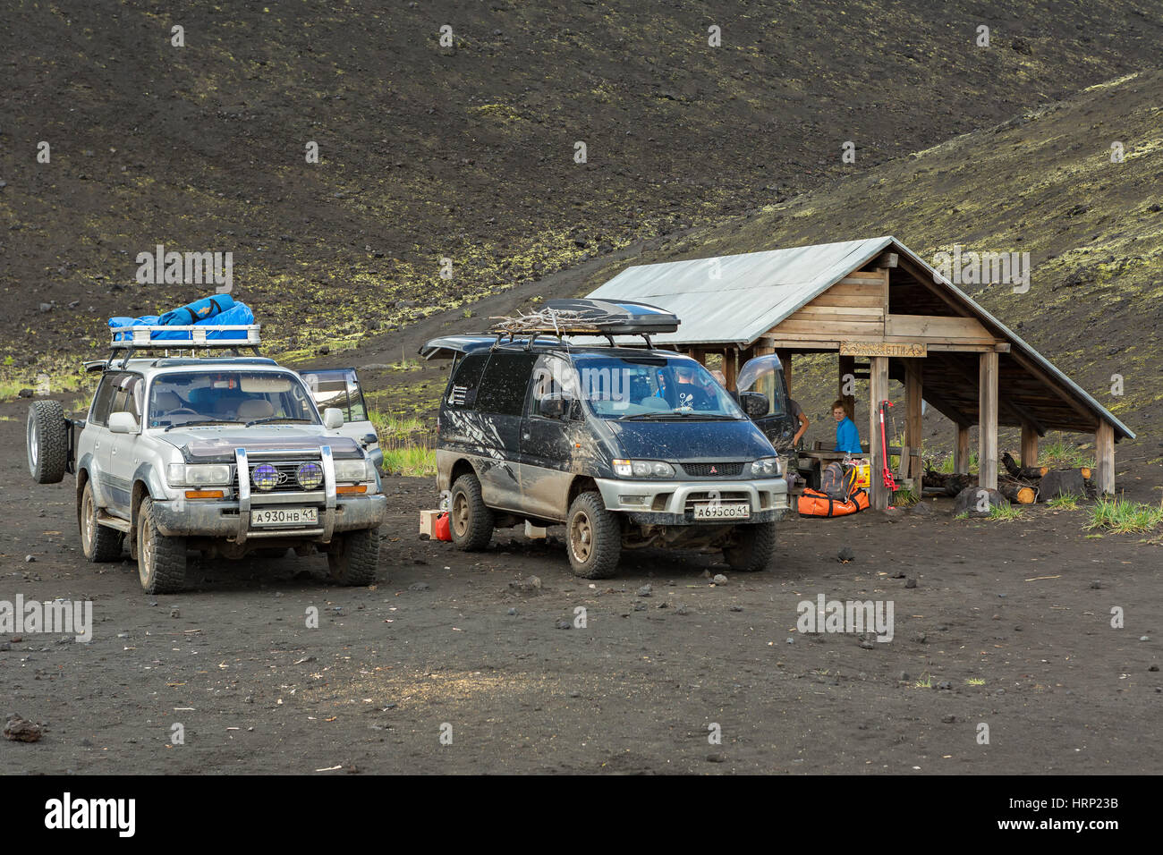 Penisola di Kamchatka, Russia - Agosto 20, 2016: Auto SUV nel parcheggio per i turisti. Nord svolta grande Tolbachik eruzione fissurale 1975 Foto Stock