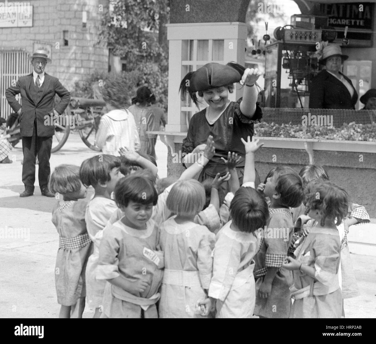 La cantante lirica dare caramelle ai bambini, 1921 Foto Stock