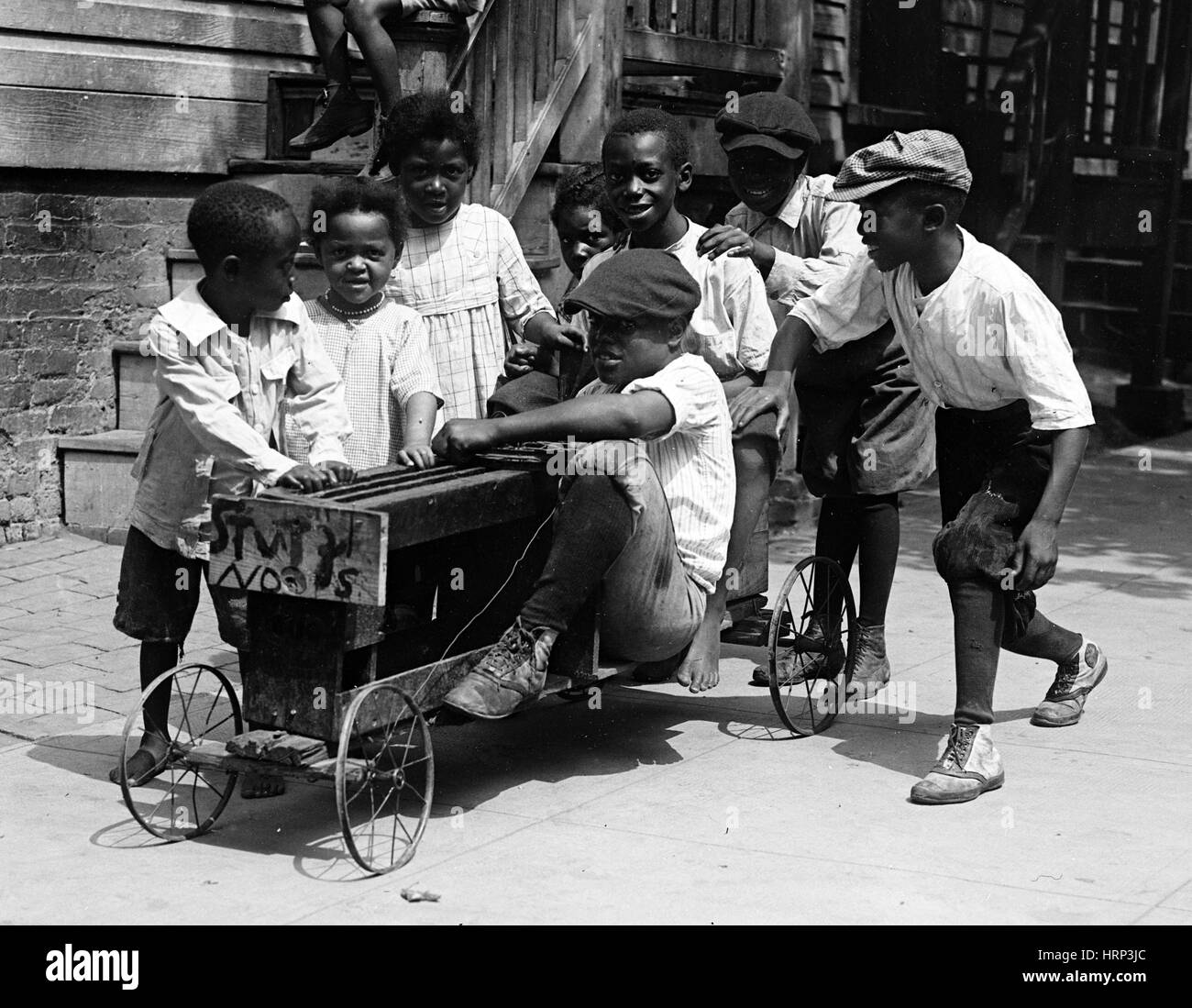 Bambini che giocano, 1920s Foto Stock