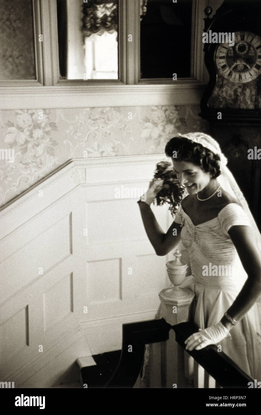 Jackie Kennedy getta bouquet nuziali, 1953 Foto Stock