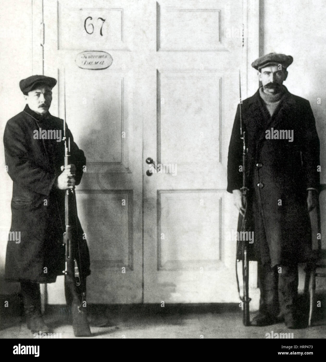 Le Guardie Rosse di proteggere gli uffici del Politburo, 1917 Foto Stock