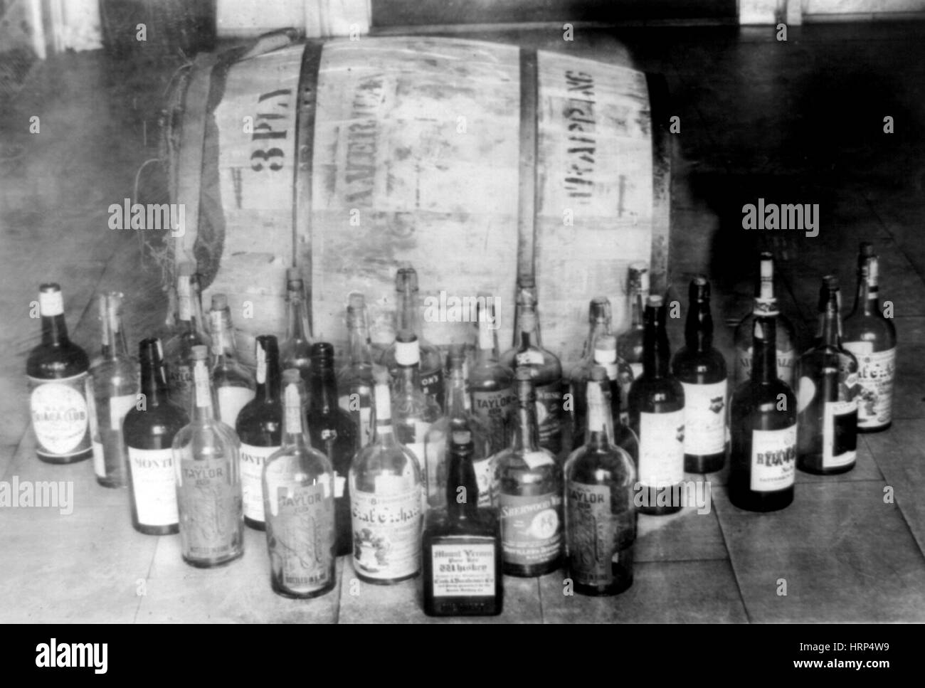 Confiscato il whiskey, 1920s Foto Stock