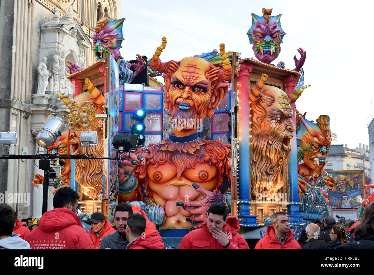 Acireale (CT), Italia - 28 Febbraio 2017: Dettaglio di un galleggiante allegorico raffigurante una grande diavolo rosso in una nicchia, durante la sfilata di carnevale Foto Stock