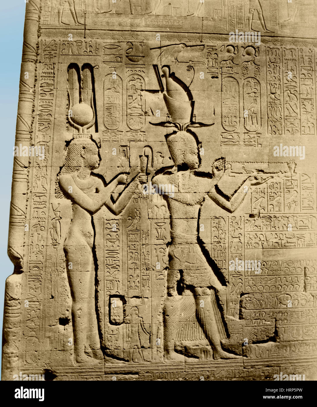 Titolo: "bassorilievi di Cleopatra e Caesarion su una sezione della parete posteriore del tempio di Hathor, Dandara, Egitto." Dendera tempio complesso è uno dei meglio conservati complessi di templi in Egitto. Il complesso copre quasi 10 acri di terreno ed è circondato da una lauta mattone di fango parete chiusa. Dendera era un sito per cappelle o santuari fin dall inizio della storia dell'antico Egitto. Il tutto adombrando edificio nel complesso è il tempio principale e cioè Hathor tempio (storicamente, chiamato il tempio di Tentyra). Il tempio è stato modificato nello stesso sito a partire quanto più indietro medio Foto Stock
