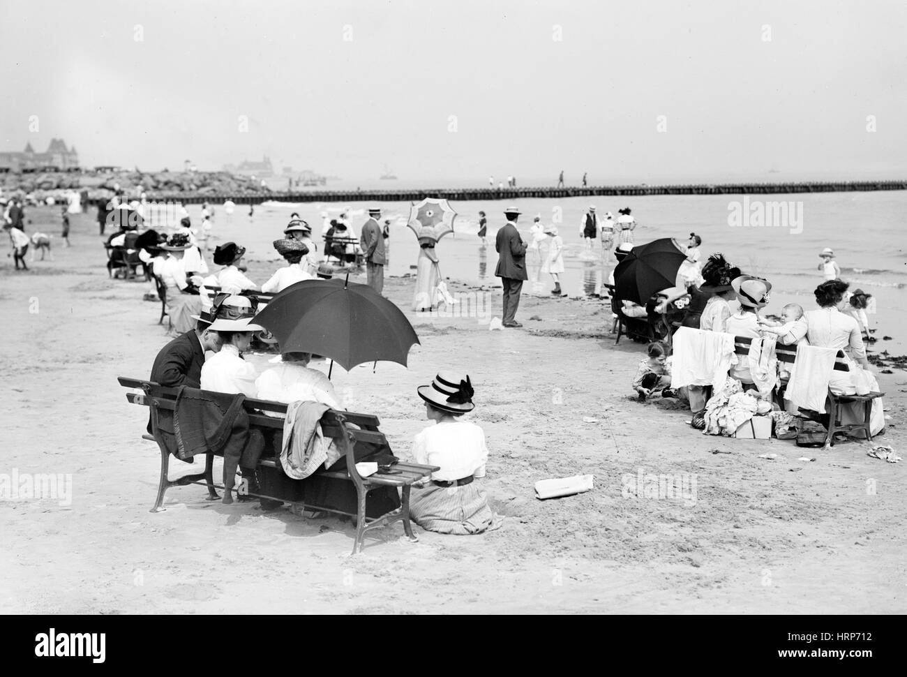 Coney Island Beachgoers, 1910s Foto Stock