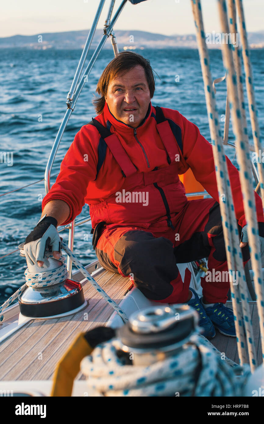 Skipper al timone controlla di uno yacht a vela. Foto Stock