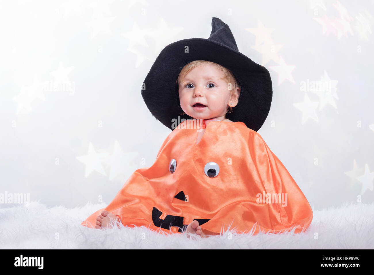 Happy halloween. Baby dissimulata in halloween Foto Stock